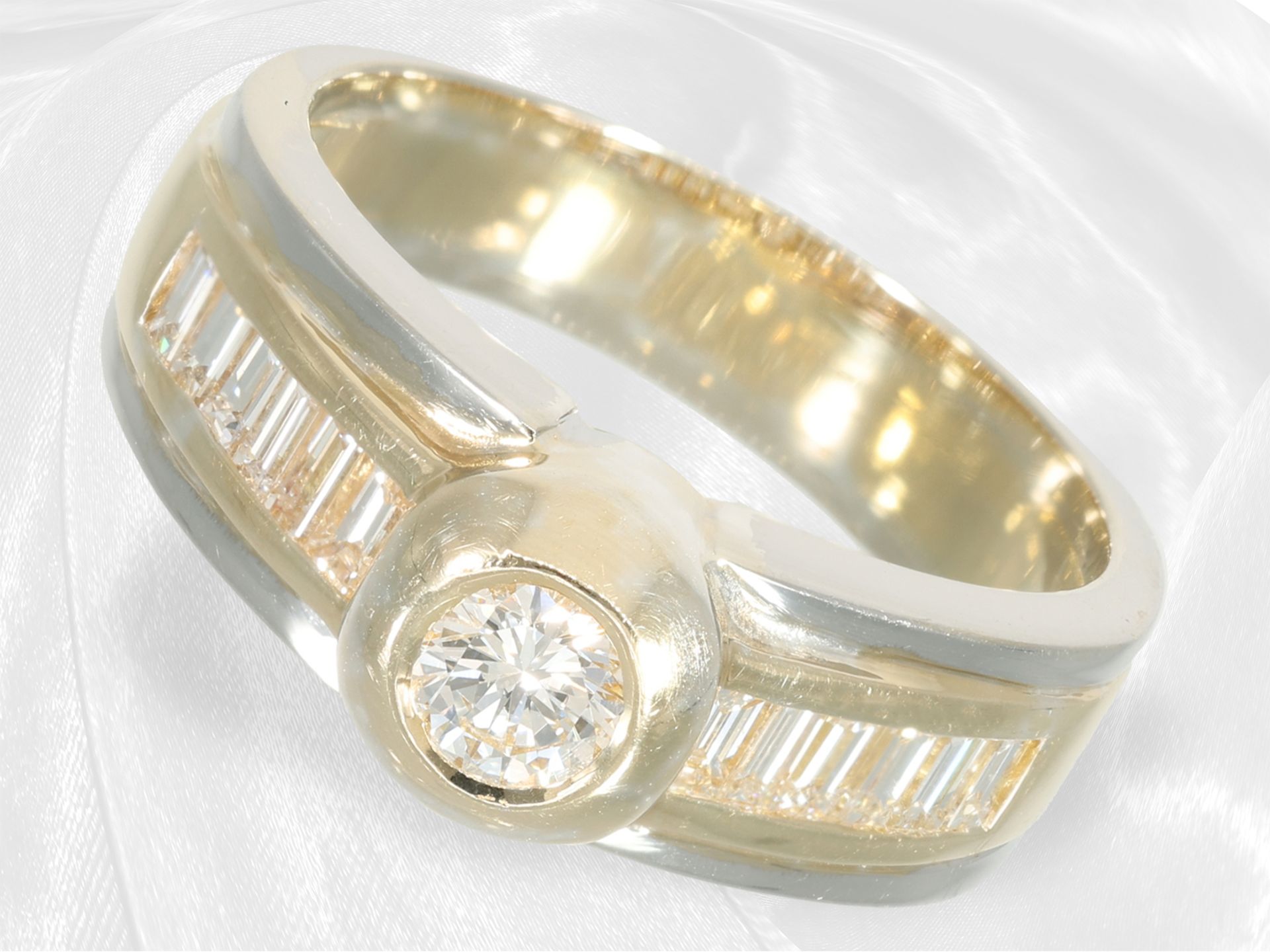 Solidly crafted designer goldsmith's ring with brilliant-cut diamonds, approx. 0.9ct, 18K gold, bico