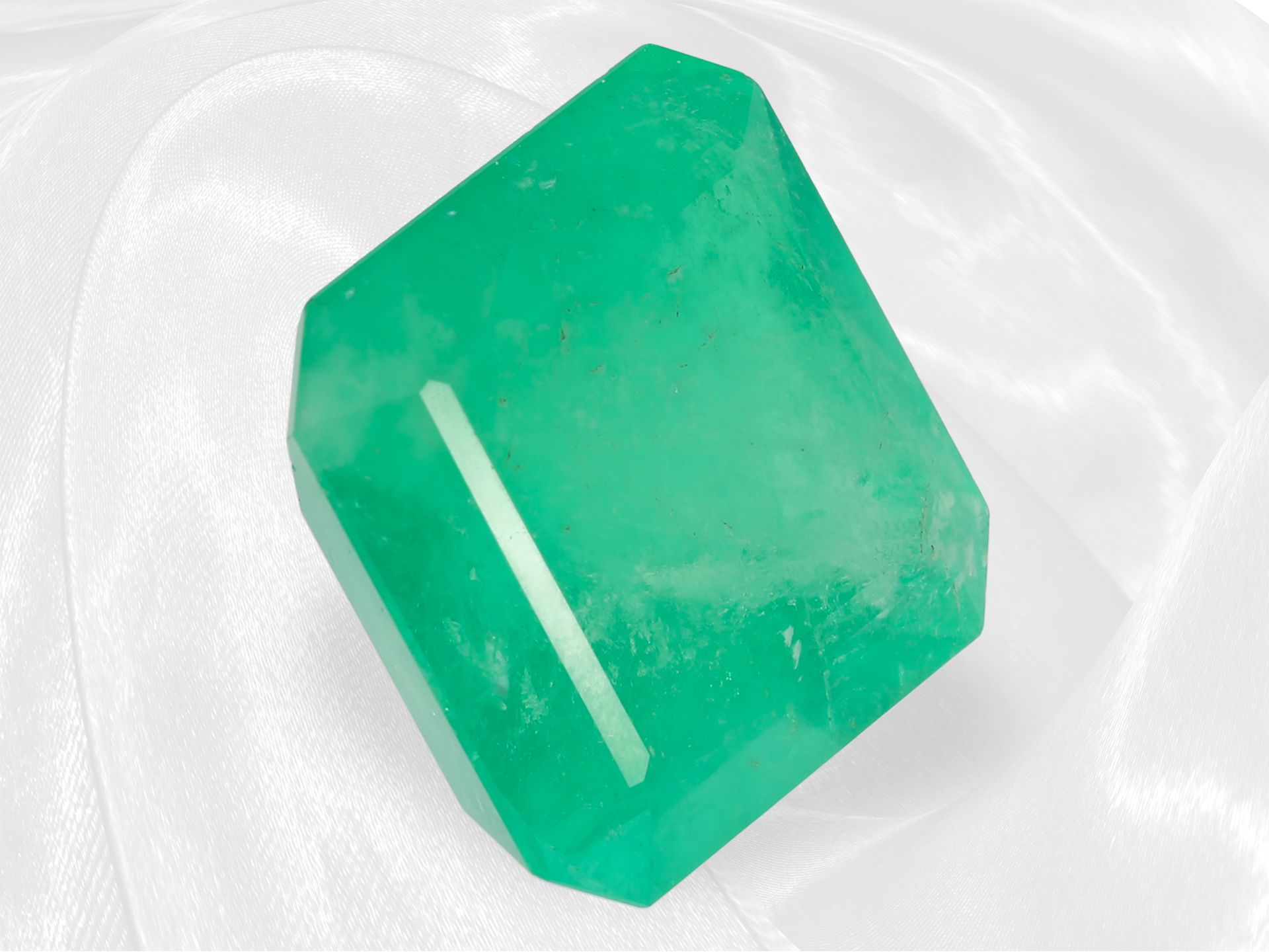 Important, extremely rare Colombian emerald of impressive size, approx. 63.27ct, incl. GRS-certifica - Image 2 of 4