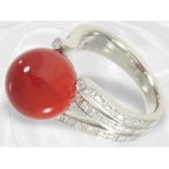 Ring: hochwertiger Brillantring mit Korallenkugel, neuwertige, teure Handarbeit aus Platin