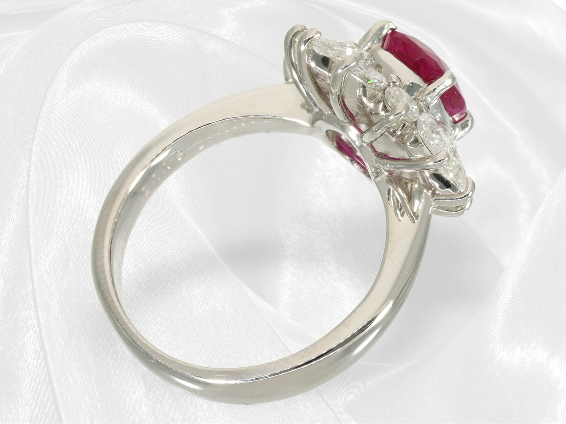 Ring: neuwertiger, hochwertiger Goldschmiedering mit Rubin und Diamanten, Platin - Bild 6 aus 6