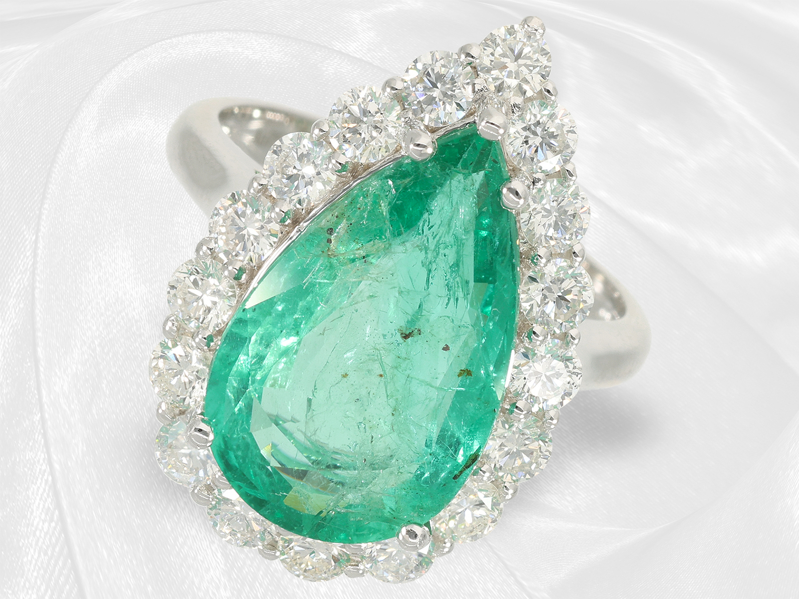 Ring: very decorative 18K white gold emerald/brilliant-cut diamond goldsmith ring, drop emerald of a