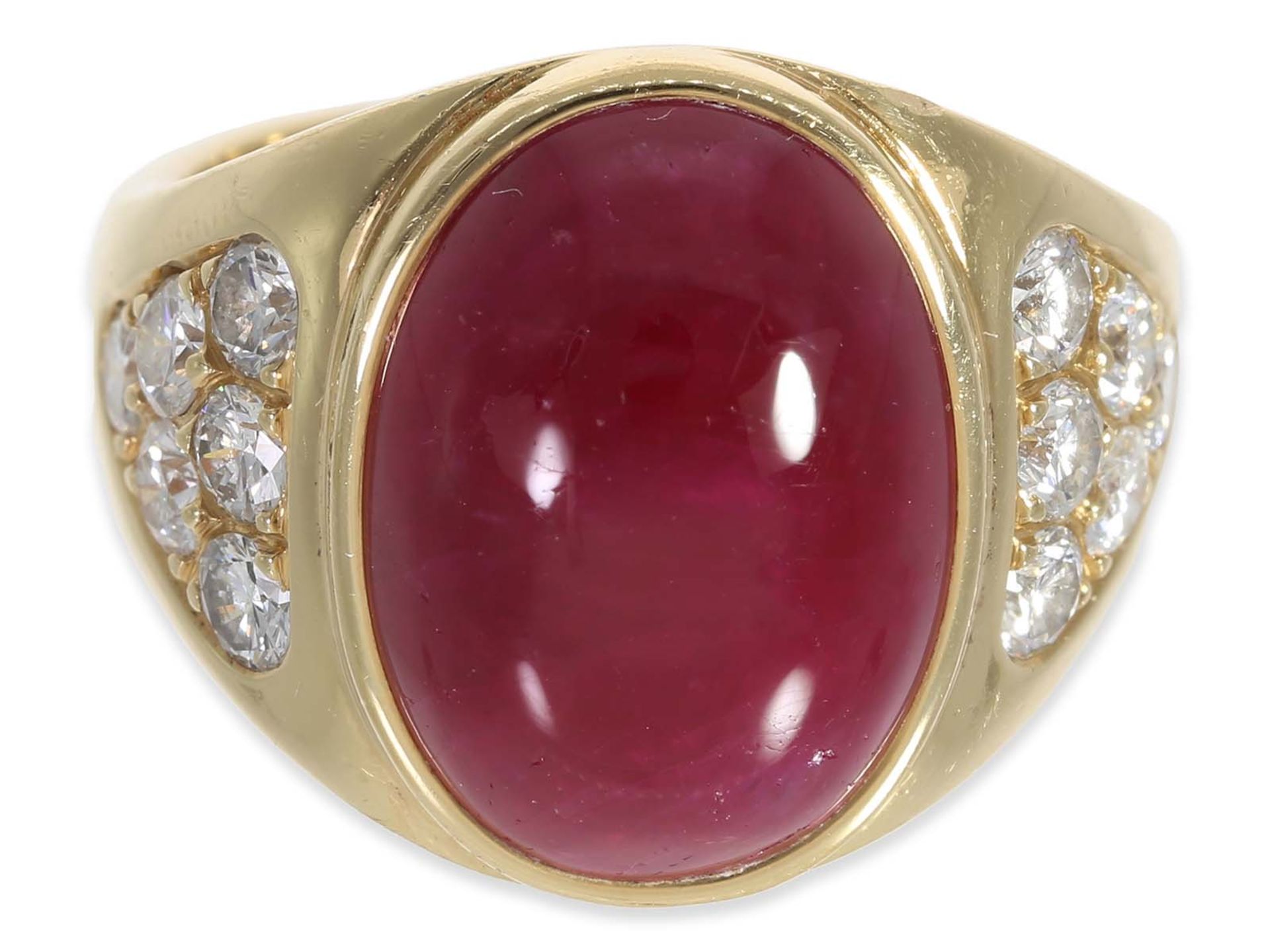 Ring: sehr schöner Goldschmiedering mit Rubincabochon und Brillanten, insgesamt ca. 12,96ct, 18K Gol - Bild 2 aus 3