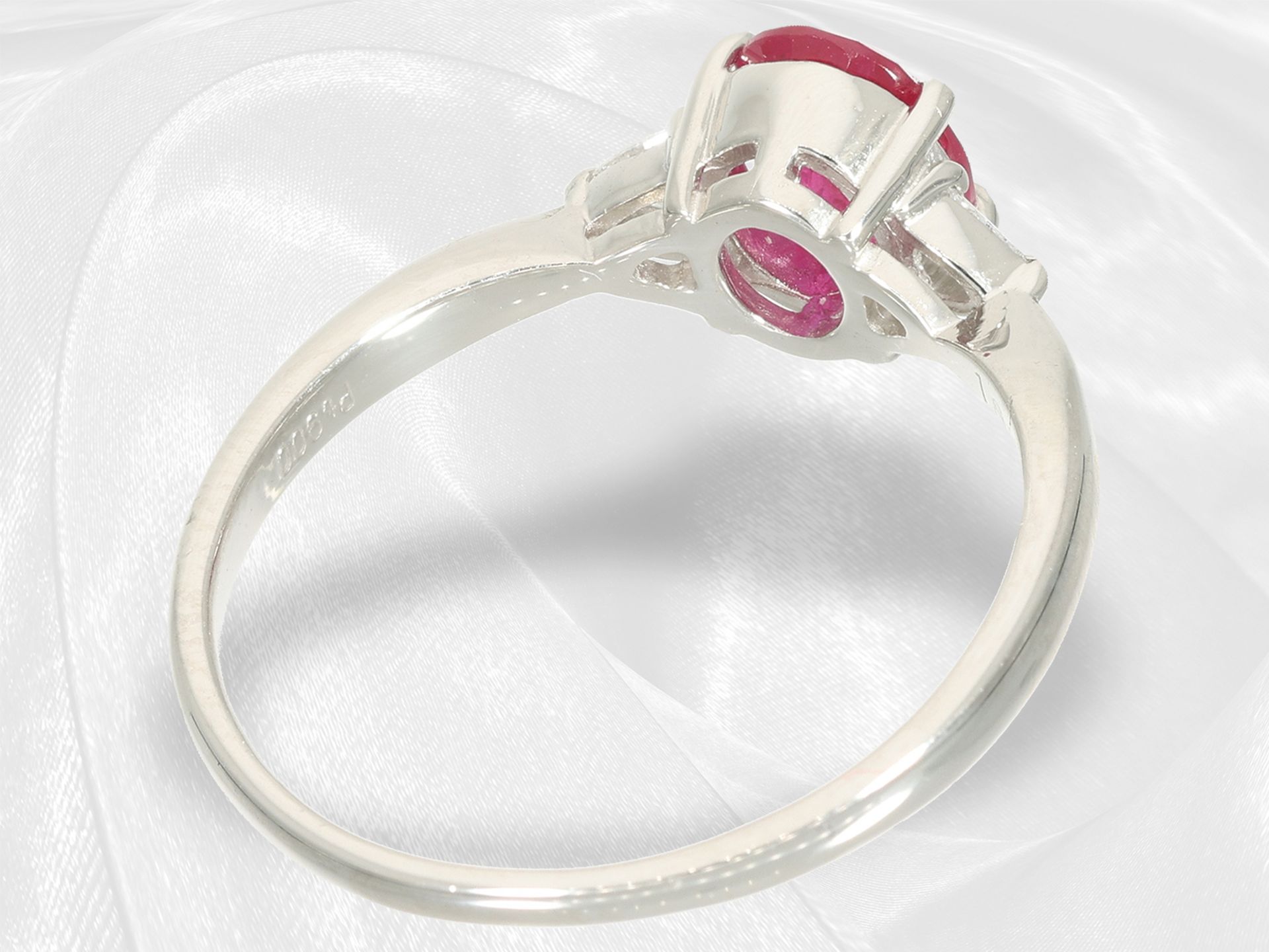 Ring: eleganter Platinring mit sehr schönem Rubin von 1ct - Bild 4 aus 4