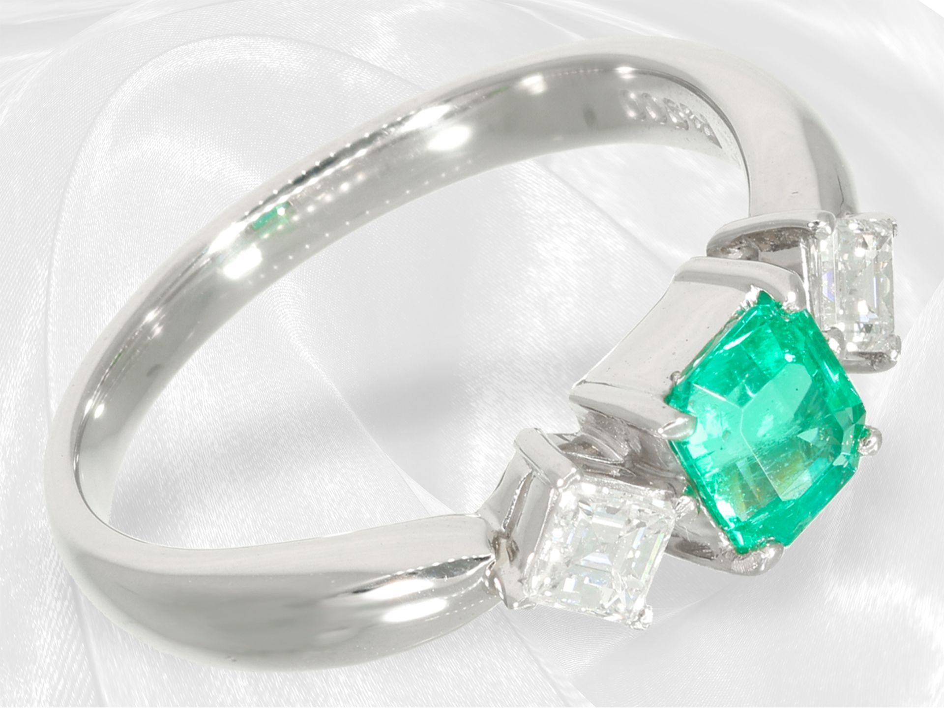 Ring: like new platinum ring with emerald and diamonds in top quality - Image 2 of 5