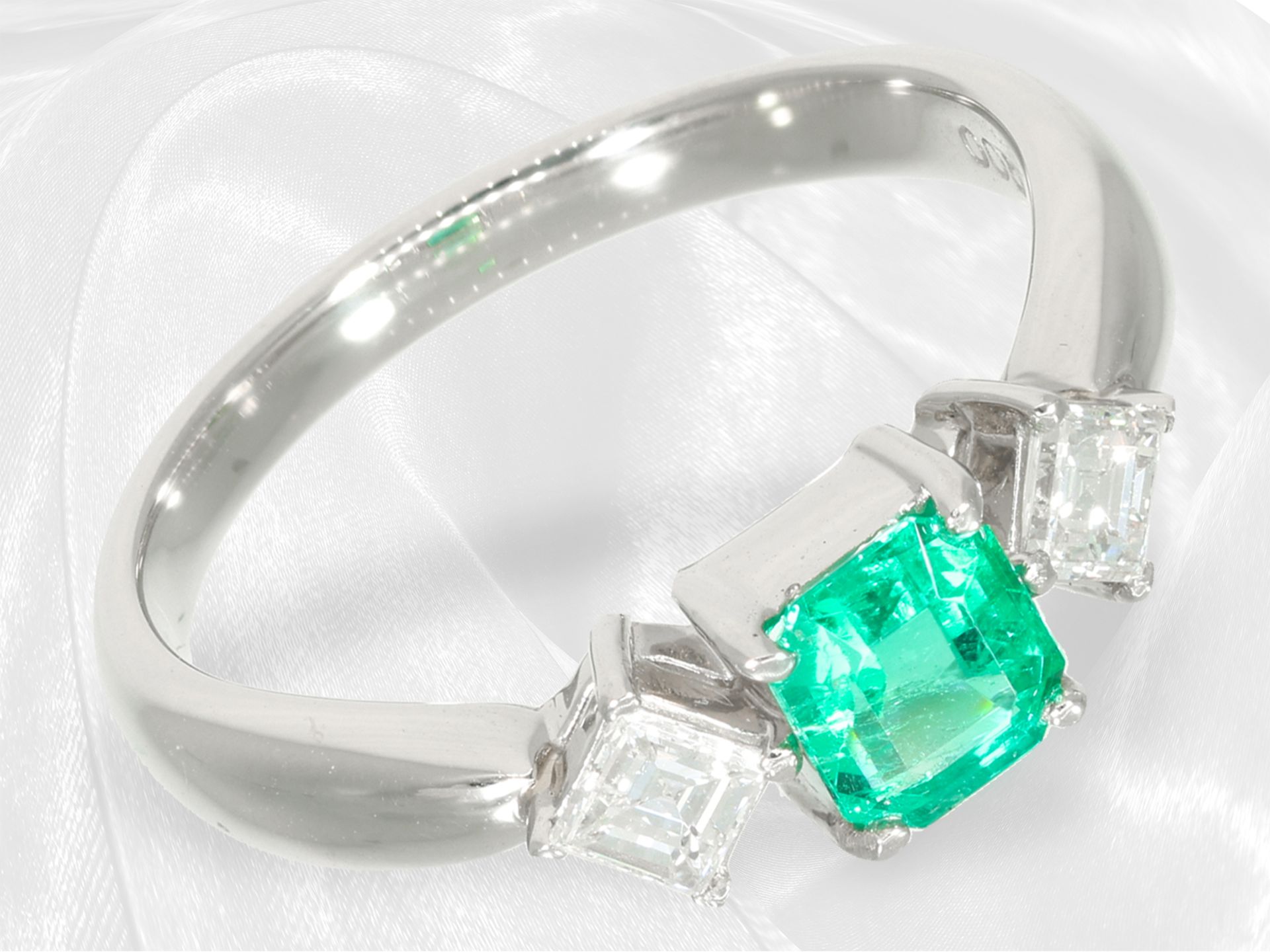 Ring: like new platinum ring with emerald and diamonds in top quality - Image 3 of 5