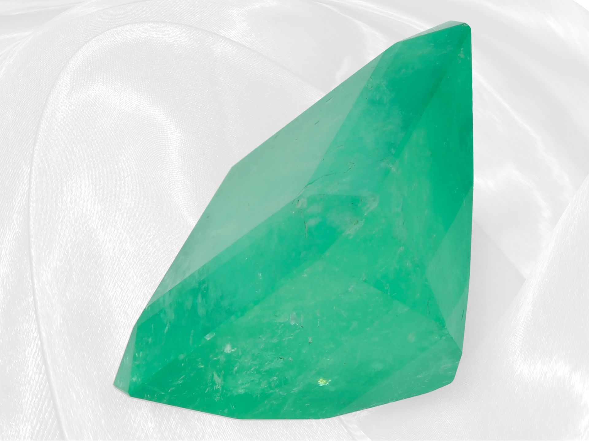 Important, extremely rare Colombian emerald of impressive size, approx. 63.27ct, incl. GRS-certifica - Image 3 of 4