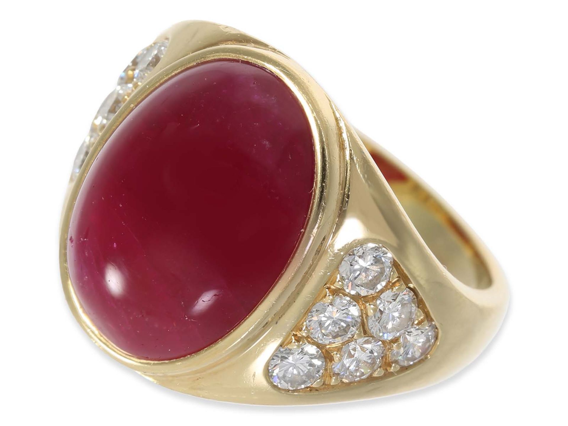 Ring: sehr schöner Goldschmiedering mit Rubincabochon und Brillanten, insgesamt ca. 12,96ct, 18K Gol