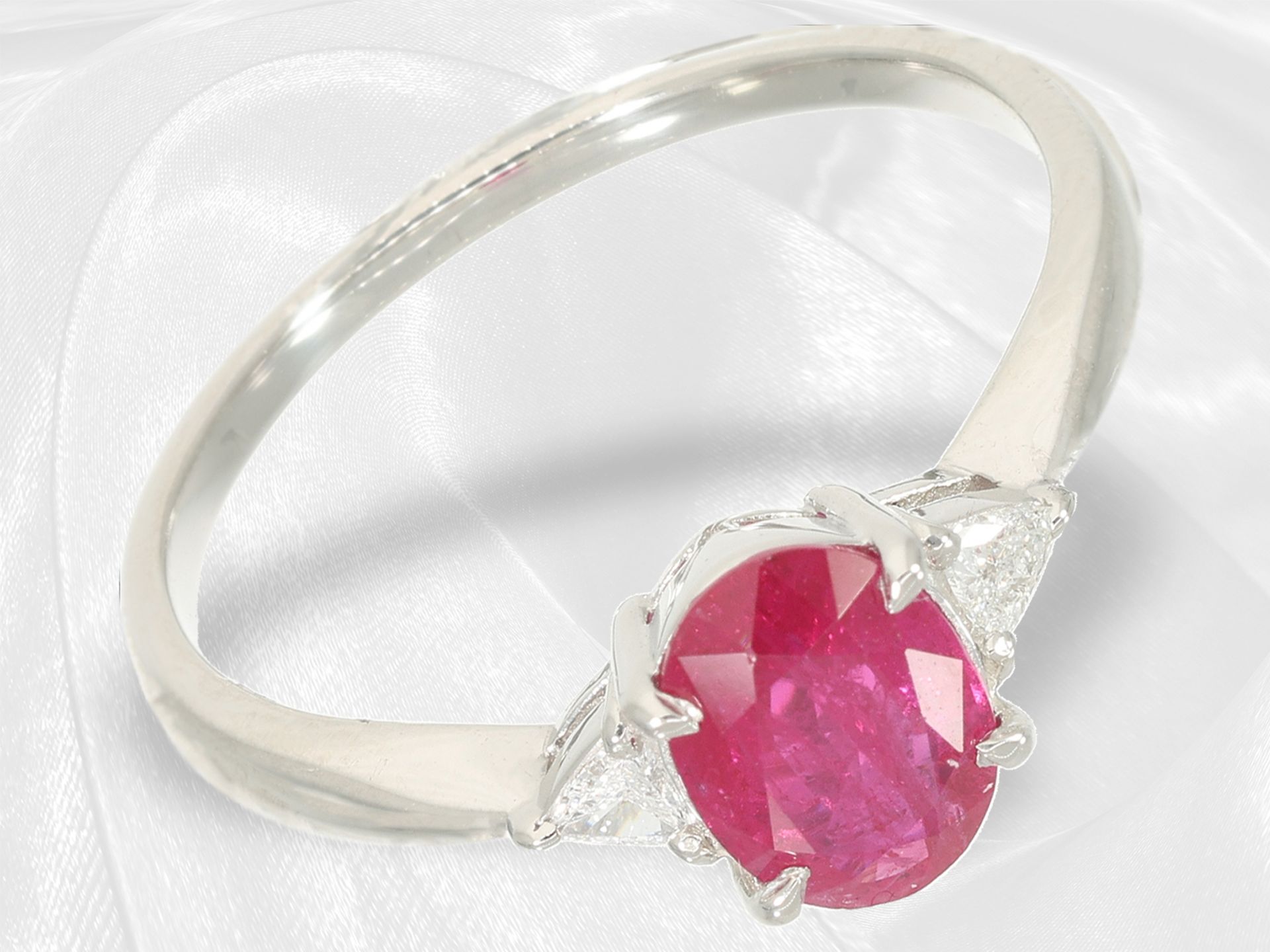 Ring: eleganter Platinring mit sehr schönem Rubin von 1ct - Bild 2 aus 4