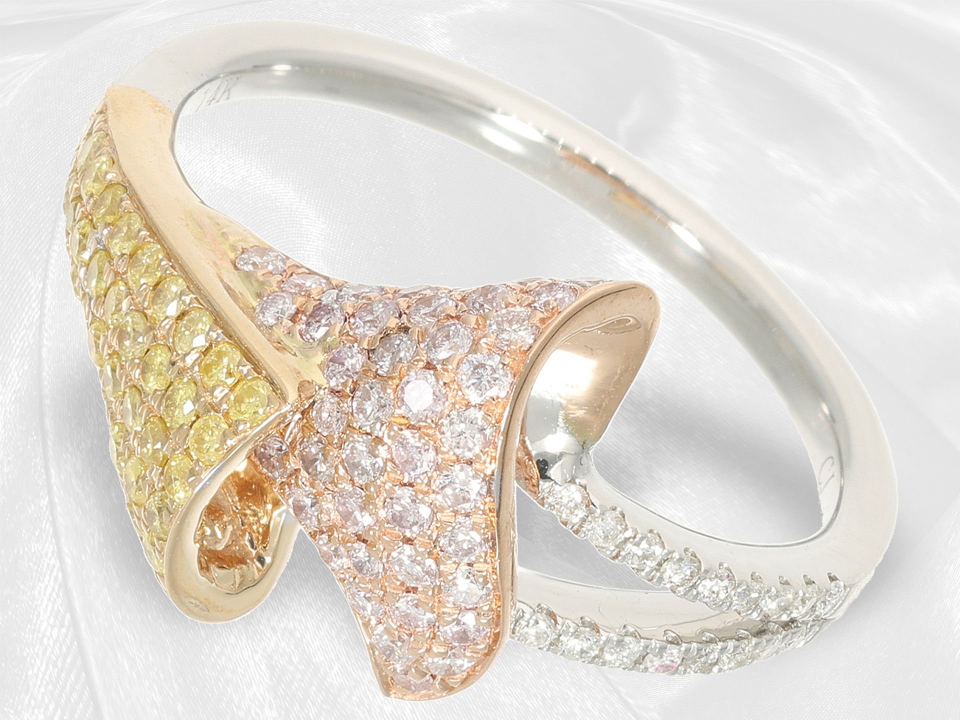 Ring: neuwertiger eleganter Tricolor-Brillantring, weiße, gelbe und pinke Brillanten
