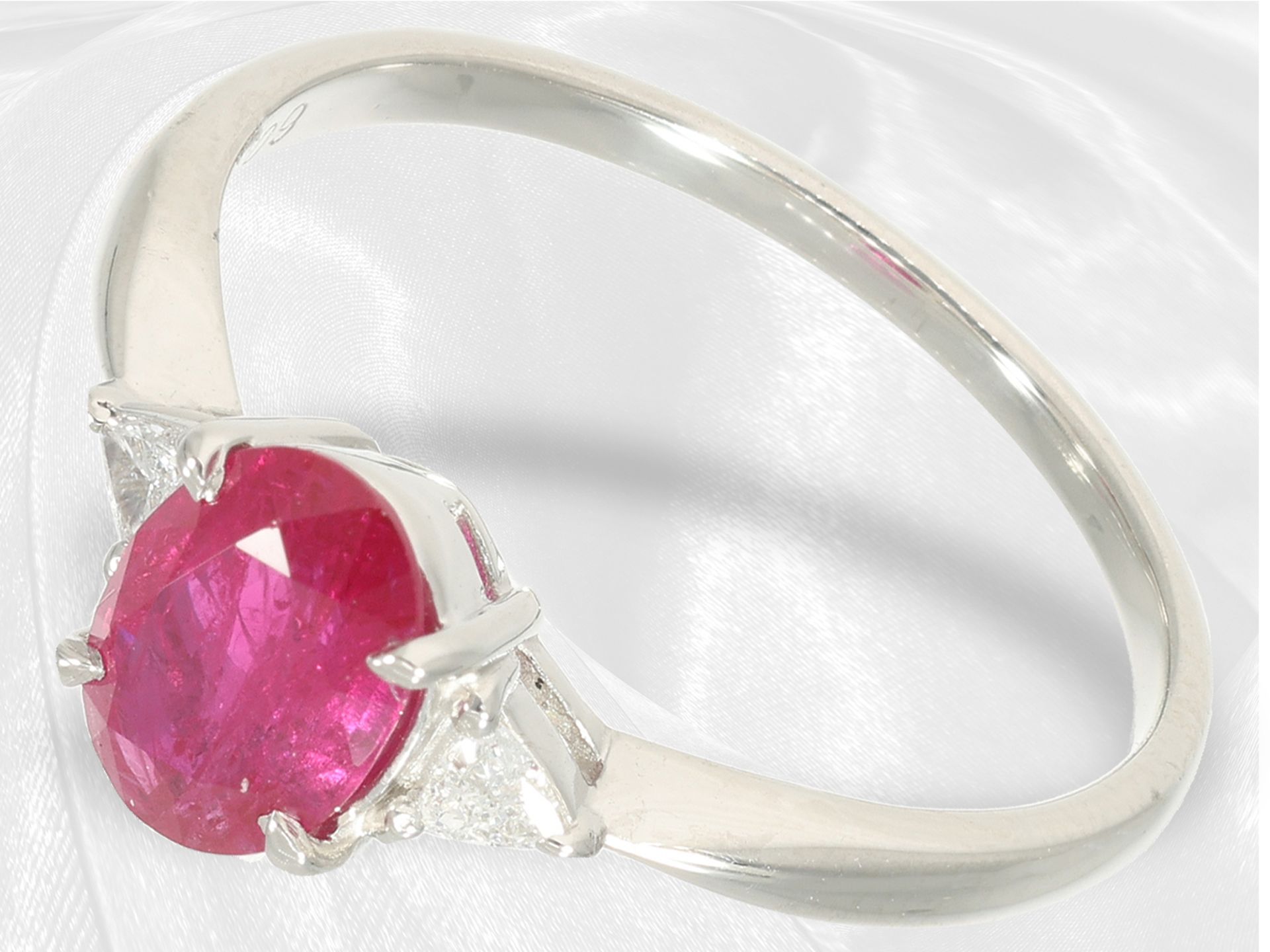 Ring: eleganter Platinring mit sehr schönem Rubin von 1ct