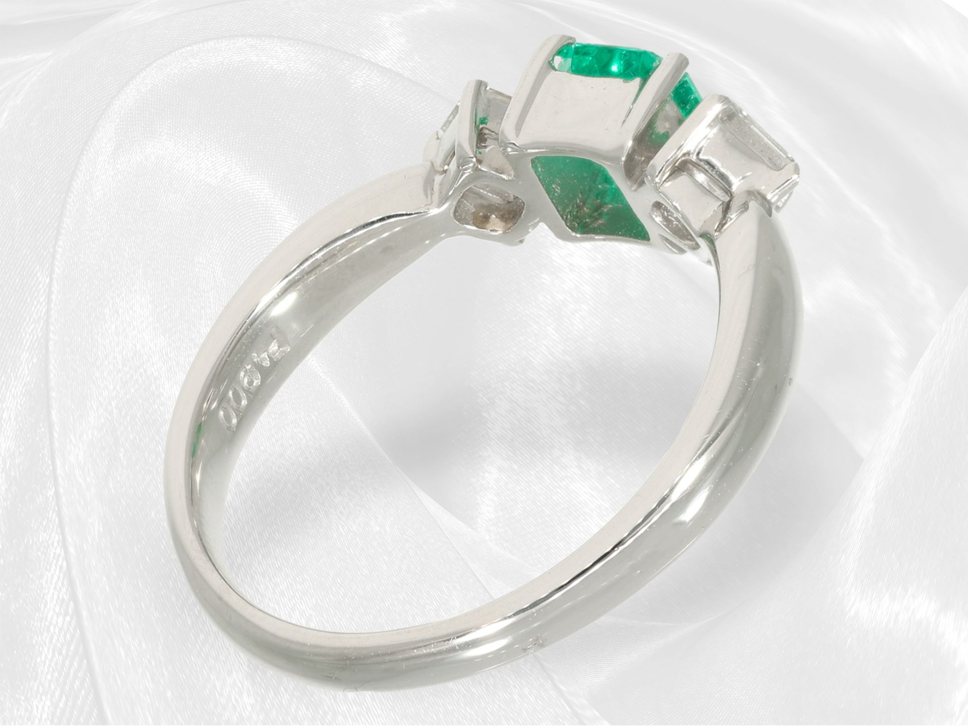Ring: like new platinum ring with emerald and diamonds in top quality - Image 5 of 5