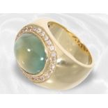 Ring: breiter und sehr schöner Goldschmiedering mit großem Cat's-Eye Cabochon und weißen Saphiren