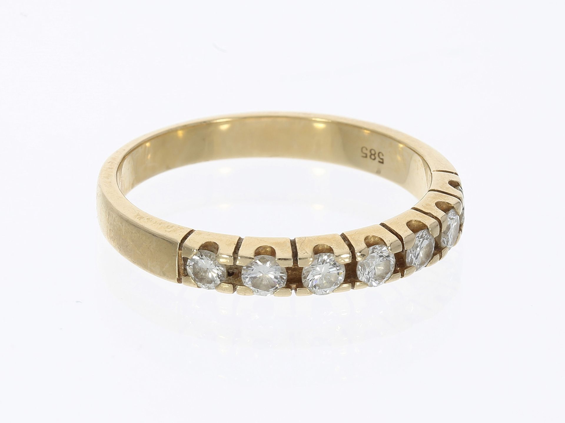 Ring: Goldener vintage Halbmemoire-Goldschmiedering mit Brillantbesatz, ca. 0,42ct - Image 2 of 2