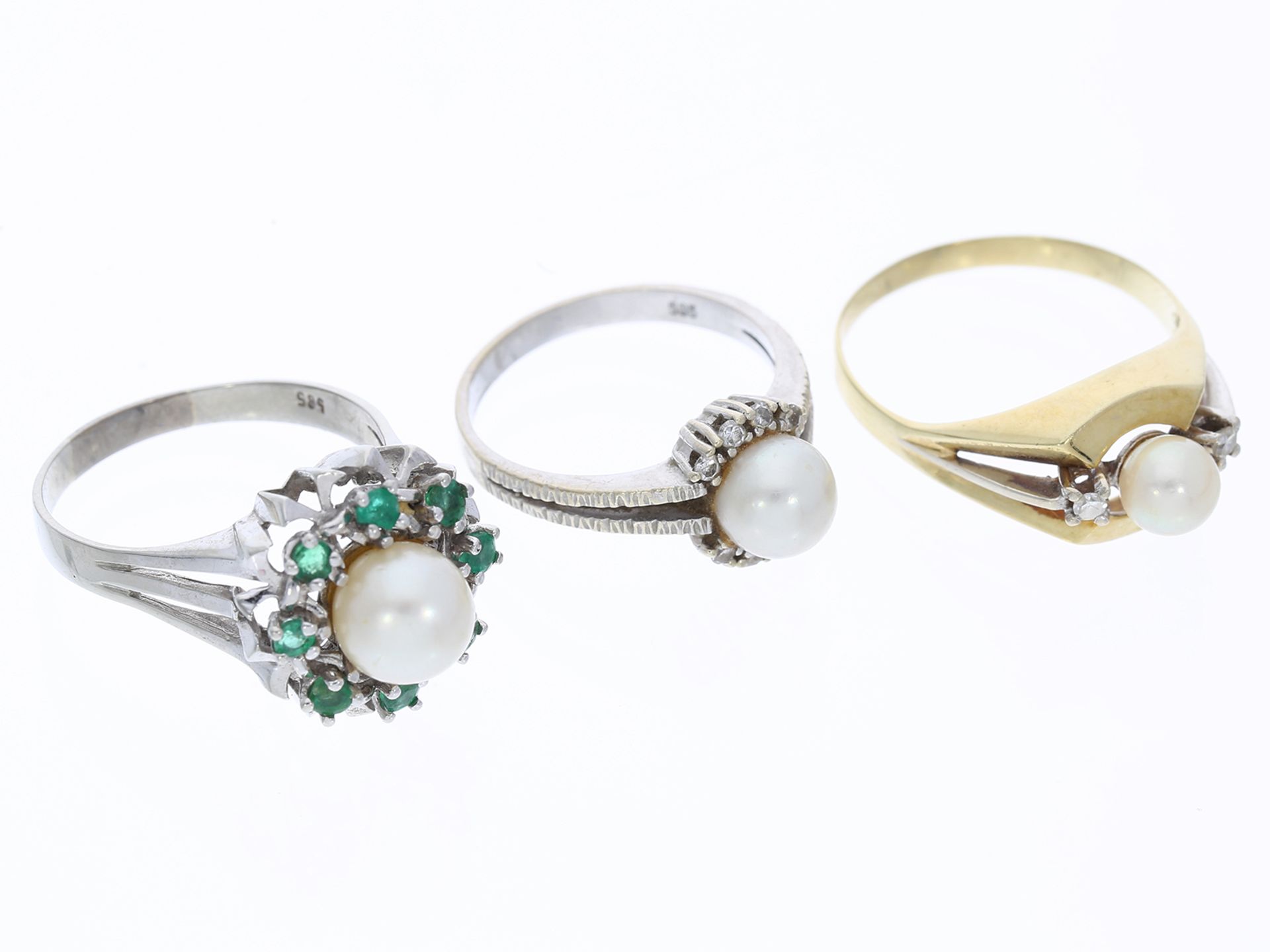 Ring: Konvolut aus 3 vintage Damenringen, 14K Gold mit Perlen-, Smaragd- und Diamantbesatz - Image 2 of 2