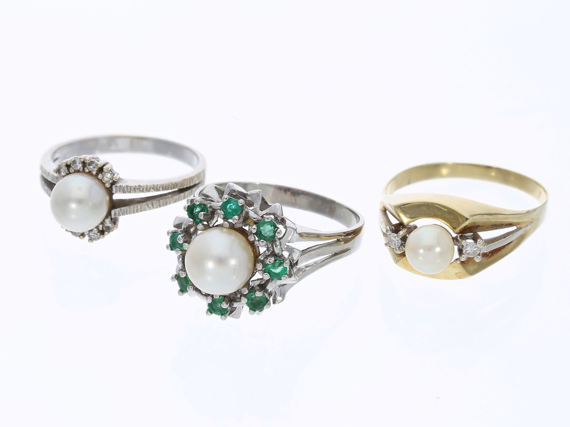 Ring: Konvolut aus 3 vintage Damenringen, 14K Gold mit Perlen-, Smaragd- und Diamantbesatz