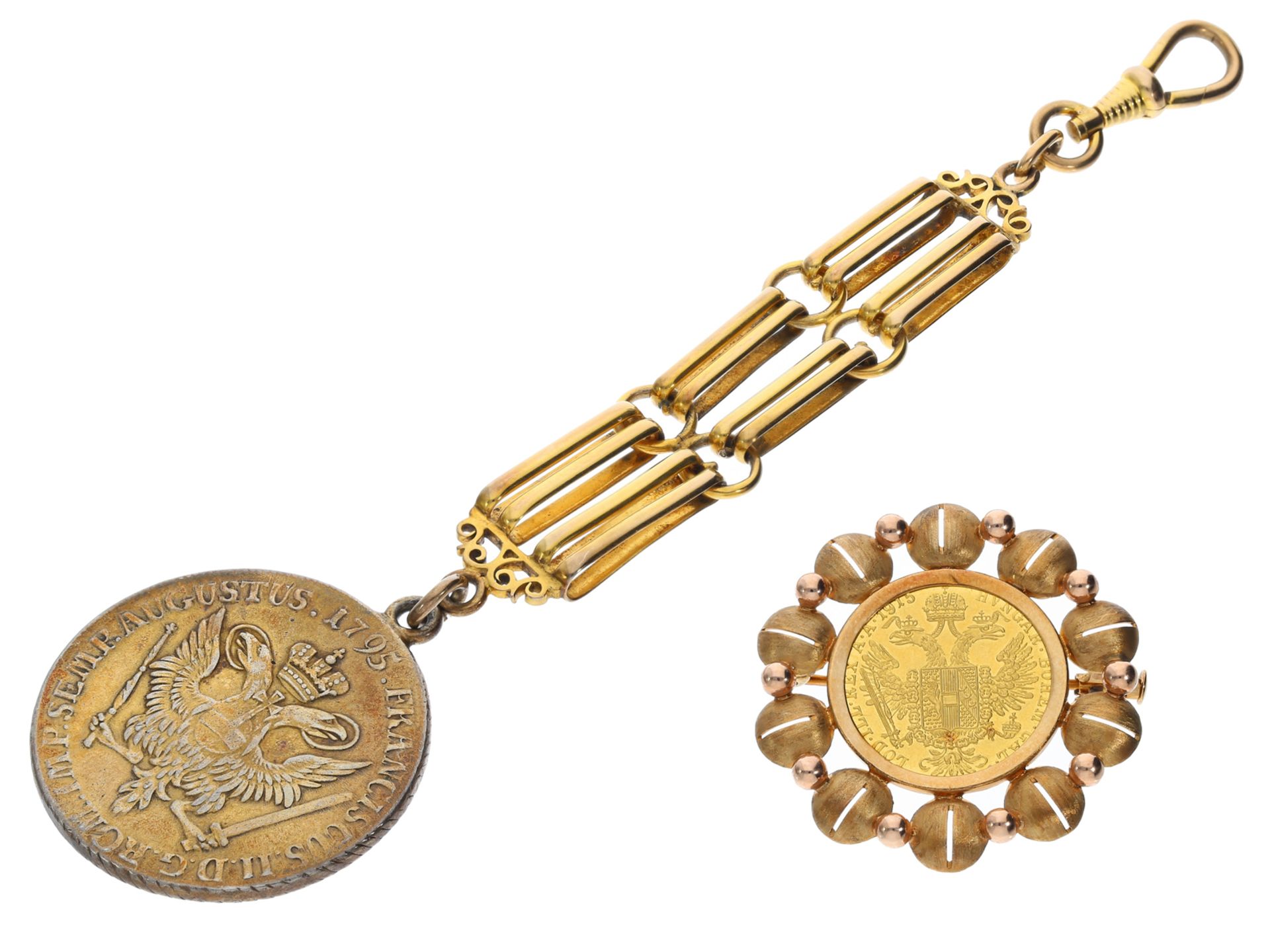 Goldene Chatelaine mit Silber-Münze und eine Brosche mit Gold-Dukat Imperator 1915