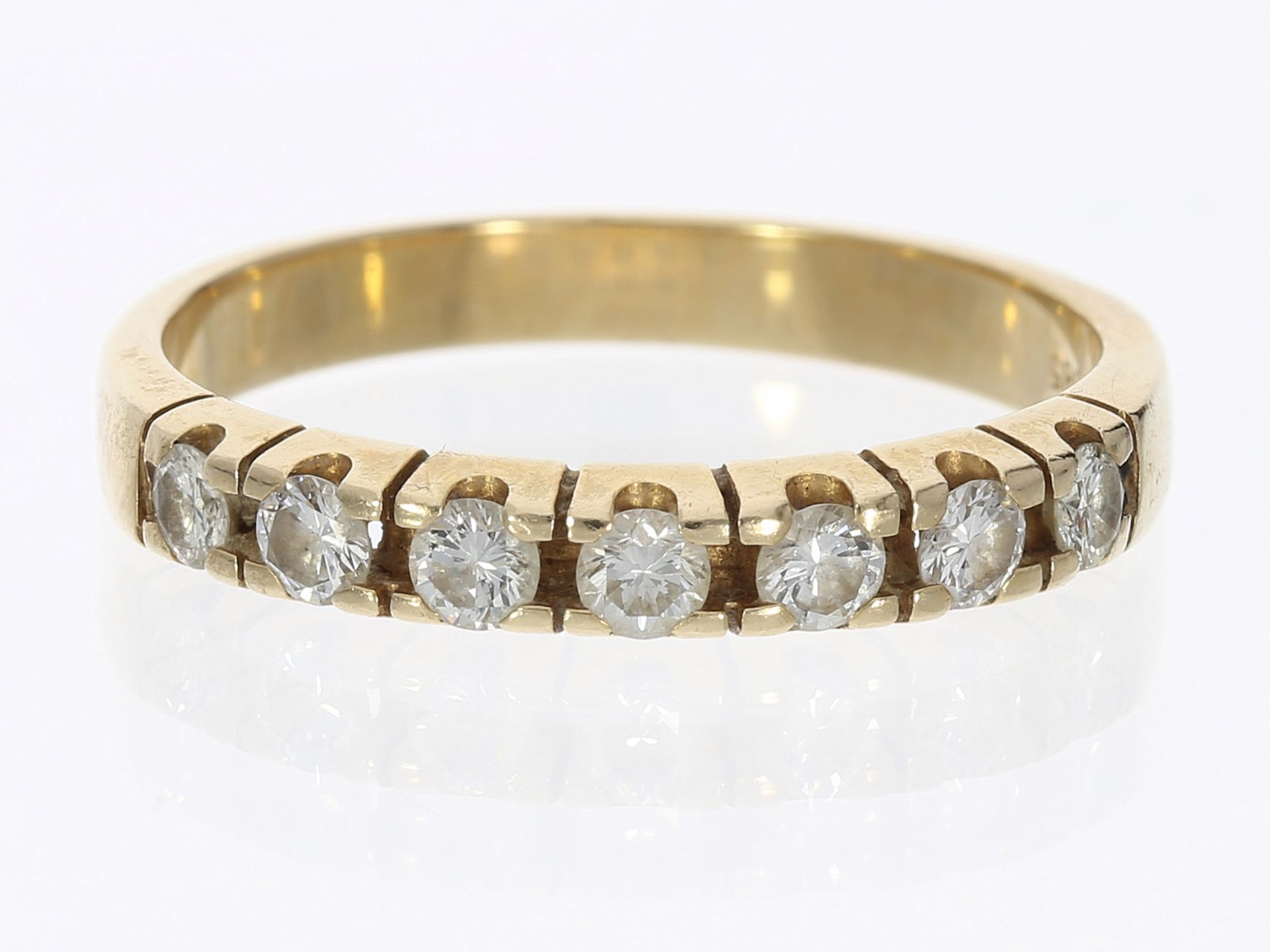 Ring: Goldener vintage Halbmemoire-Goldschmiedering mit Brillantbesatz, ca. 0,42ct