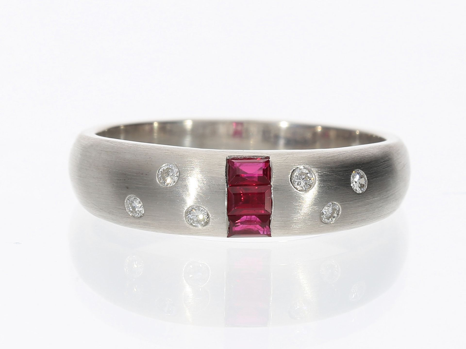 Ring: individueller Goldschmiedering mit Rubinen und Diamanten, Handarbeit Goldschmiede Bäumer & Co.