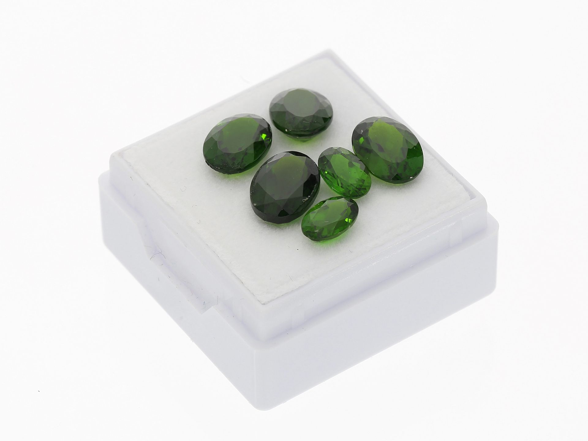 Konvolut aus leuchtend grünen Schmucksteinen, Diopside von zusammen ca. 6,7ct - Bild 2 aus 2