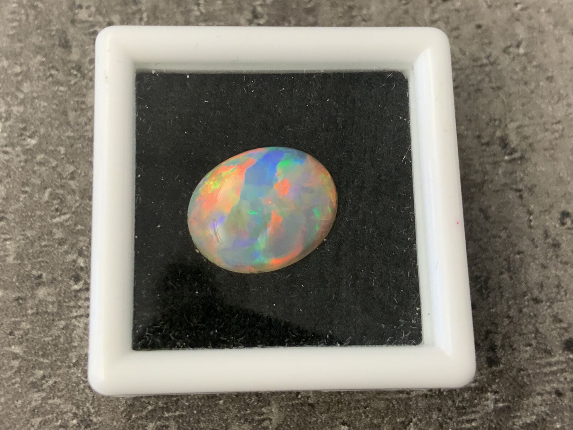 Opal mit sehr schönem Farbspiel, ca. 2,76ct