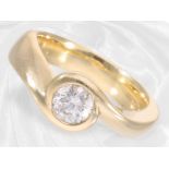 Ring: Sehr hochwertig gefertigter Designer-Goldschmiedering mit einem Solitär-Brillanten