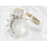 Ring: Sehr dekorativer Goldschmiedering mit feiner Südsee-Zuchtperle und Diamanten schöner Qualität