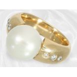 Ring: Sehr dekorativer Goldschmiedering mit großer Südsee-Zuchtperle und Brillanten besetzt