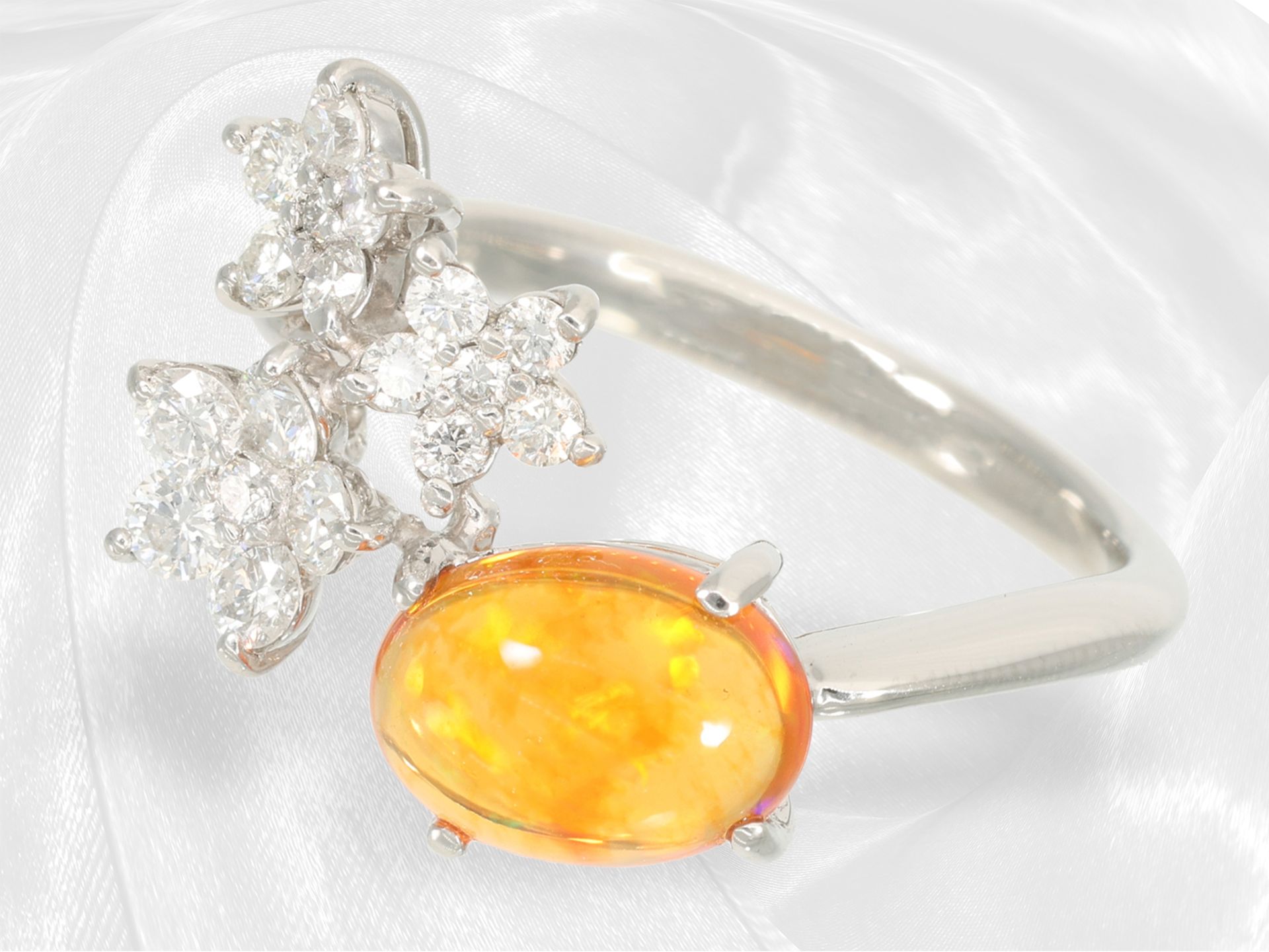 Ring: Feiner, ungetragener Platin-Goldschmiedering mit schönem Feueropal und Brillanten, ca. 1,98ct - Bild 3 aus 8