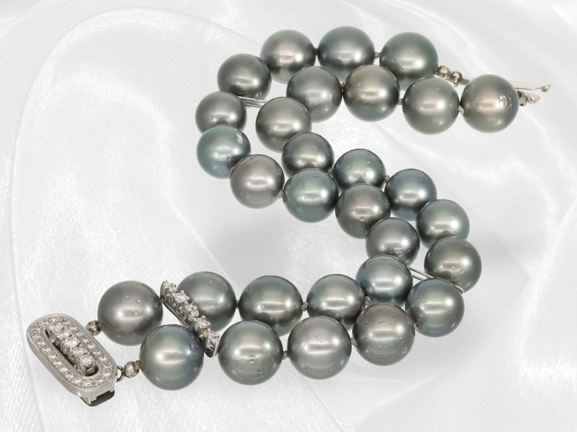 Very decorative double row Tahiti cultured pearl bracelet, 14K white gold clasp set with brilliant-c - Image 6 of 6