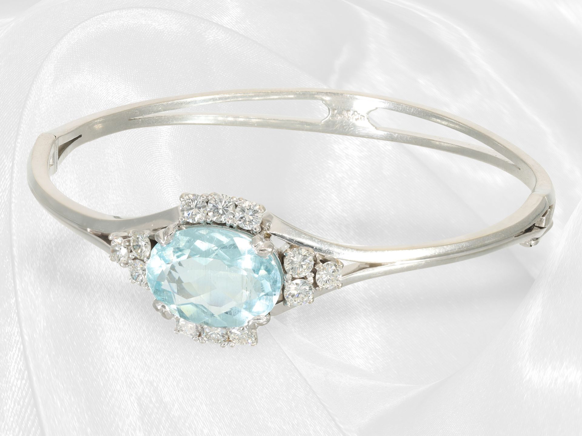 High-quality, very beautiful vintage aquamarine/brilliant-cut diamond goldsmith's bangle, approx. 7c