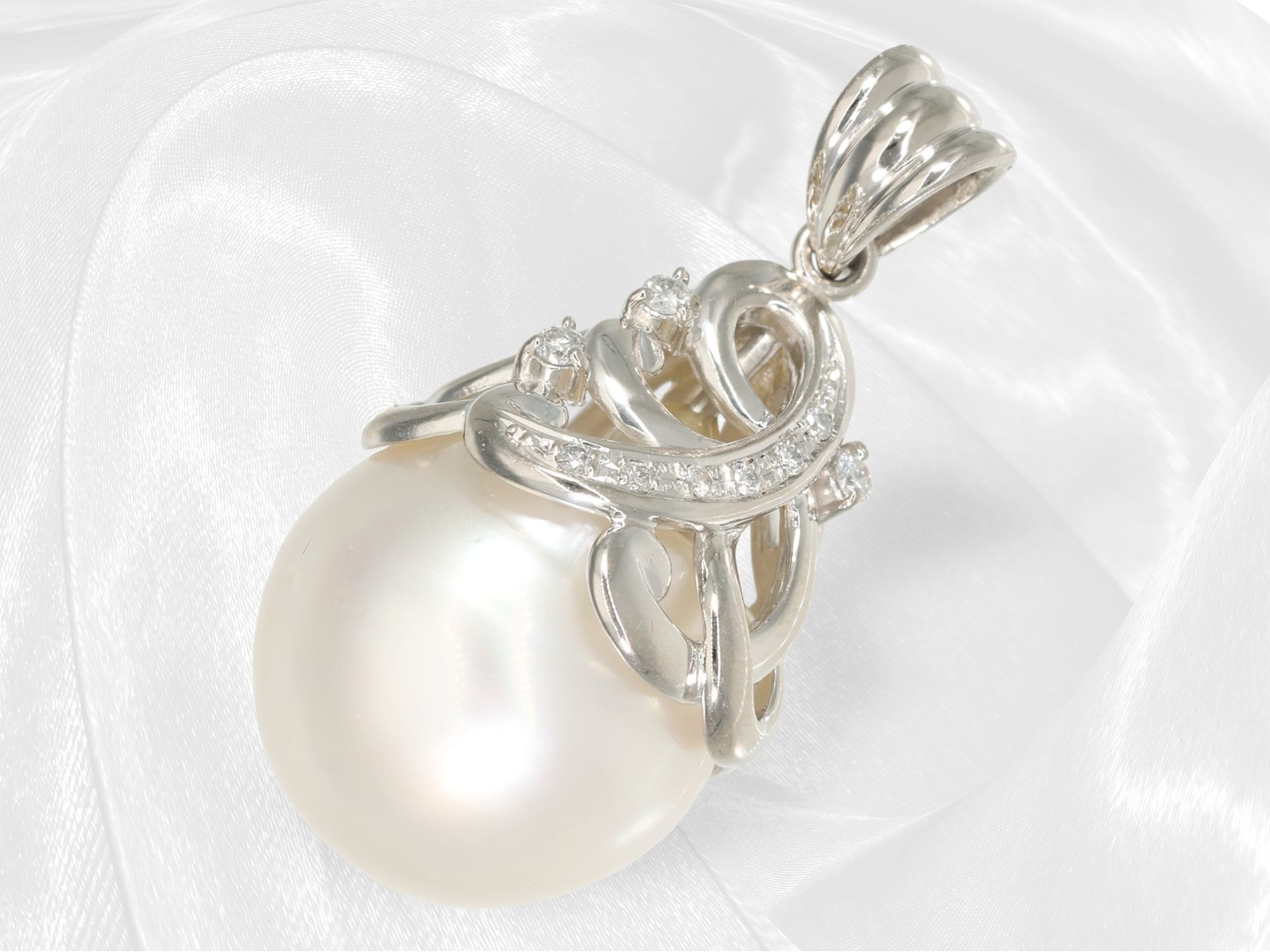 Beautiful unworn platinum South Sea pearl pendant with brilliant-cut diamonds - Image 5 of 10