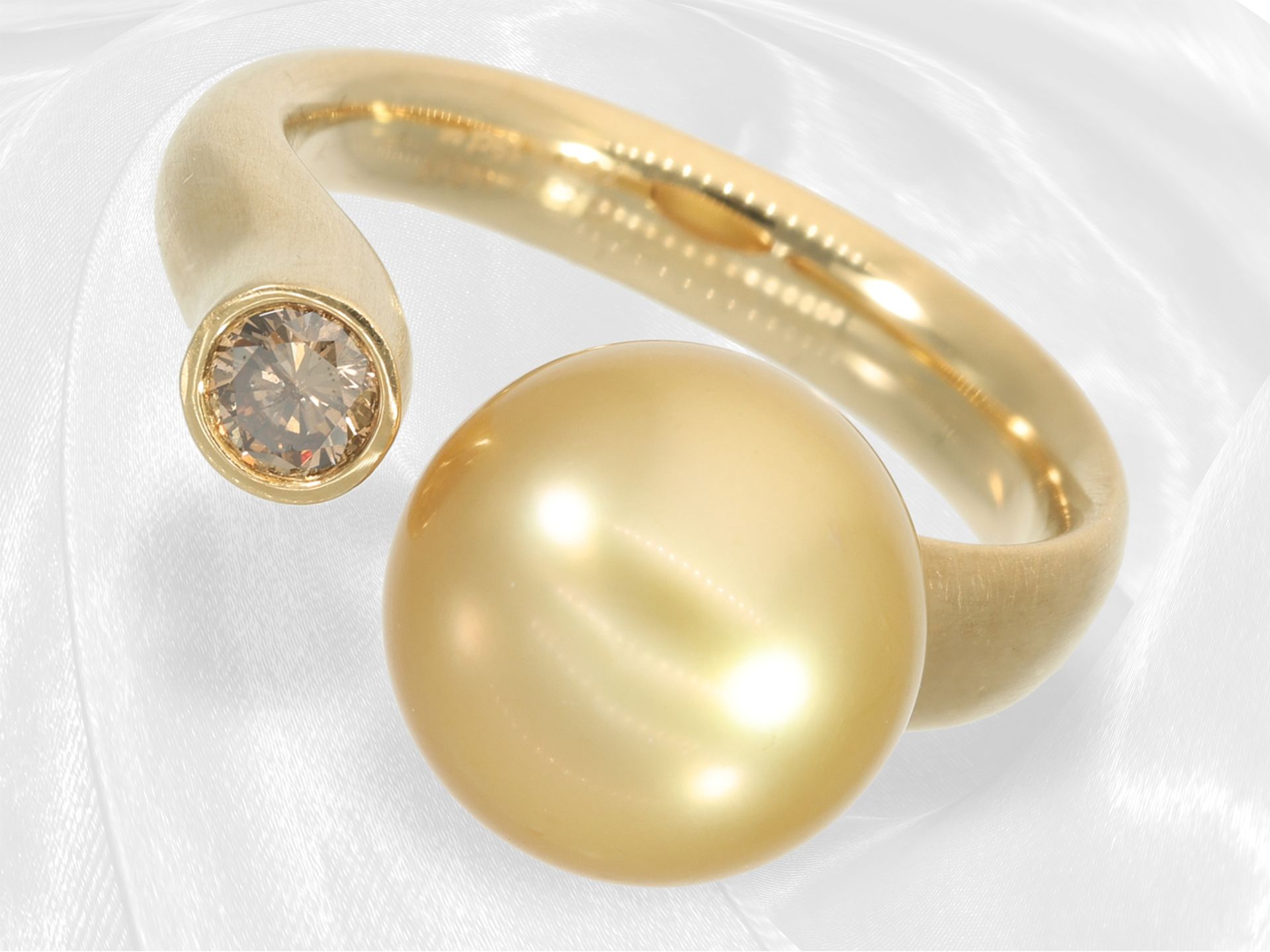 Elaborately crafted, high-quality designer ladies' ring with finest South Sea pearl and fancy diamon - Image 2 of 10
