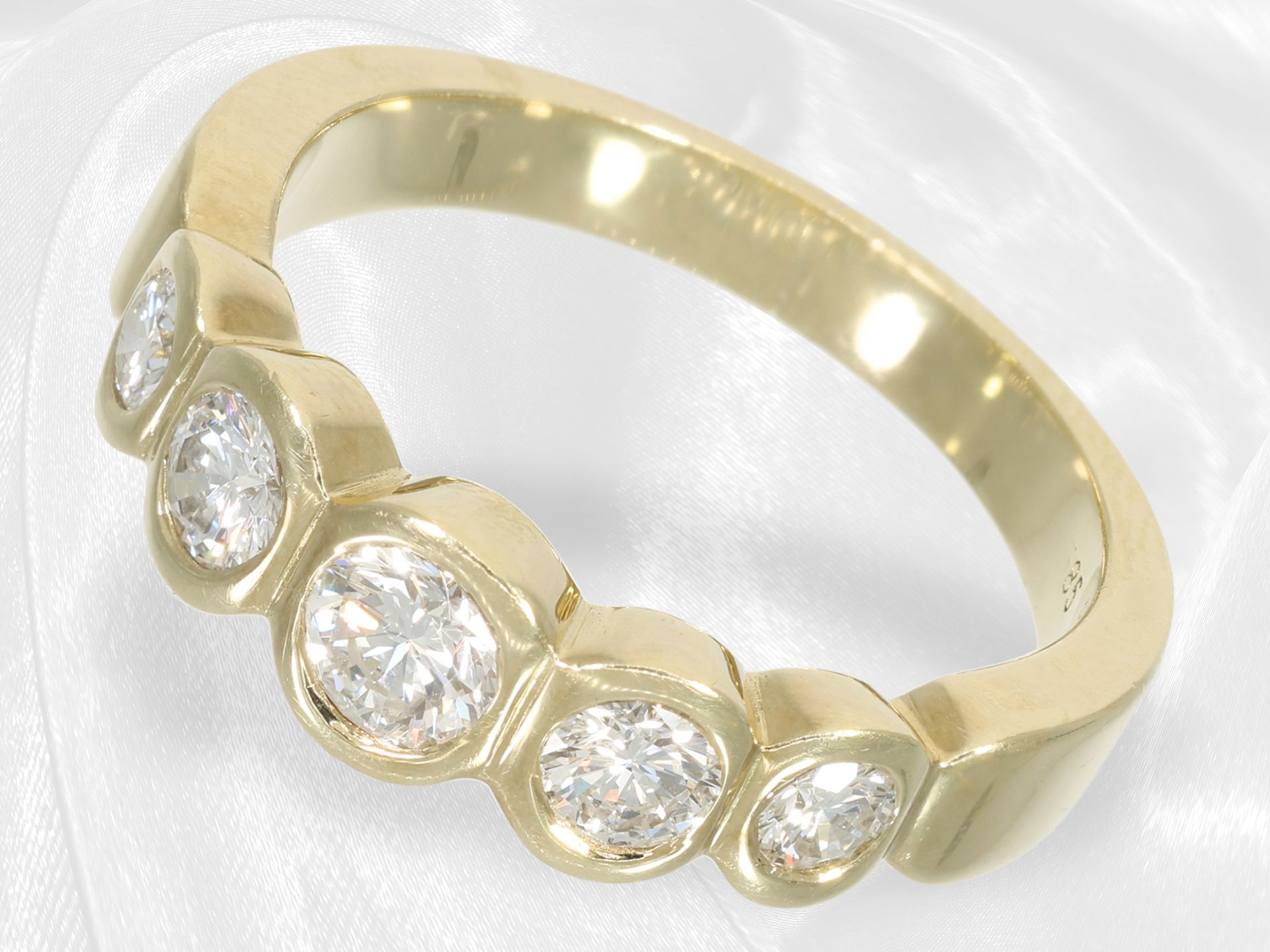 Ring: Handgefertigter solider Gelbgoldring mit hochwertigem Brillantbesatz, ca. 1,18ct - Bild 2 aus 8