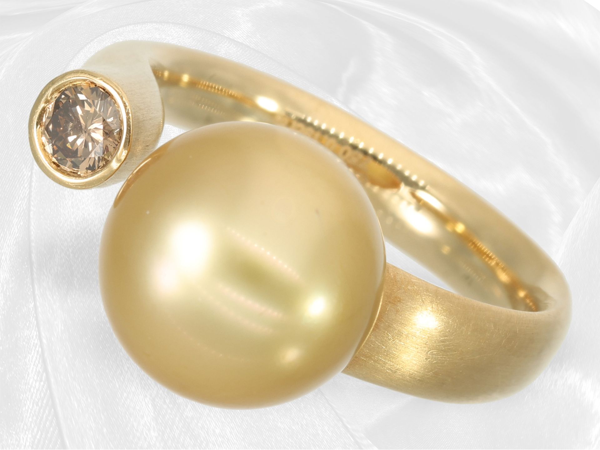 Elaborately crafted, high-quality designer ladies' ring with finest South Sea pearl and fancy diamon - Image 5 of 10