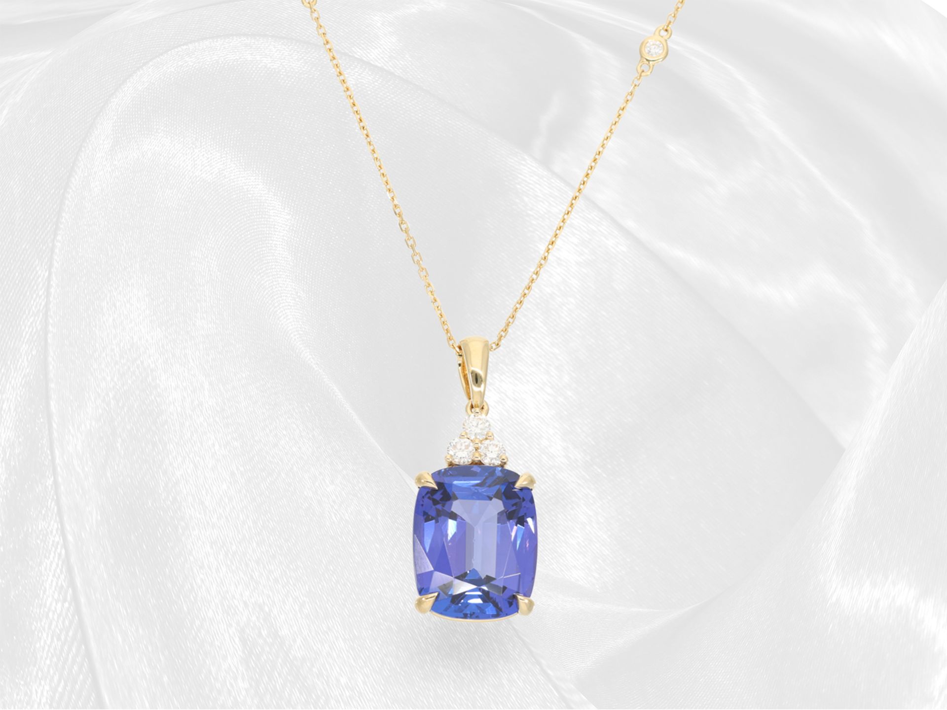 Exclusive, like new tanzanite/brilliant-cut diamond necklace with large tanzanite of 11.15ct in very