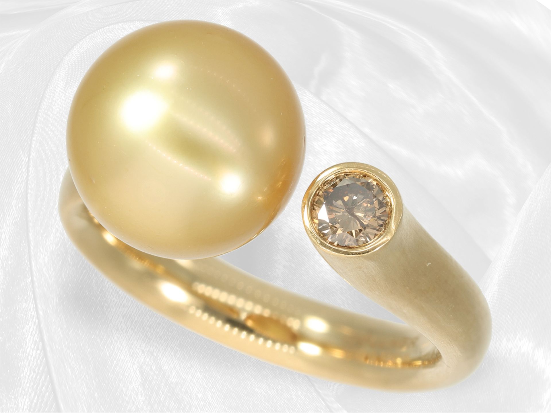 Elaborately crafted, high-quality designer ladies' ring with finest South Sea pearl and fancy diamon - Image 3 of 10