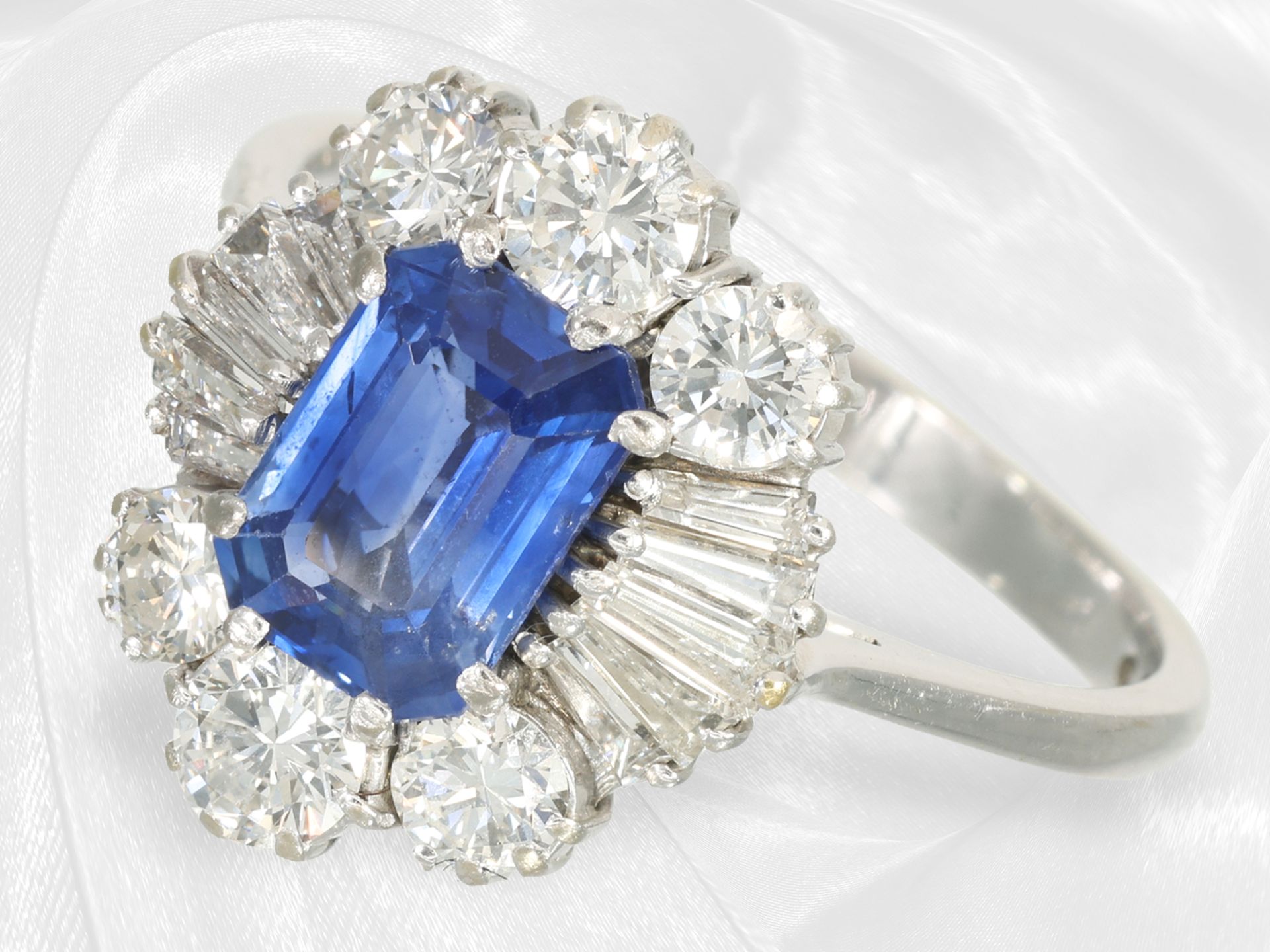 Very beautiful goldsmith's ring with fine gemstone setting, 18K white gold - Image 8 of 10