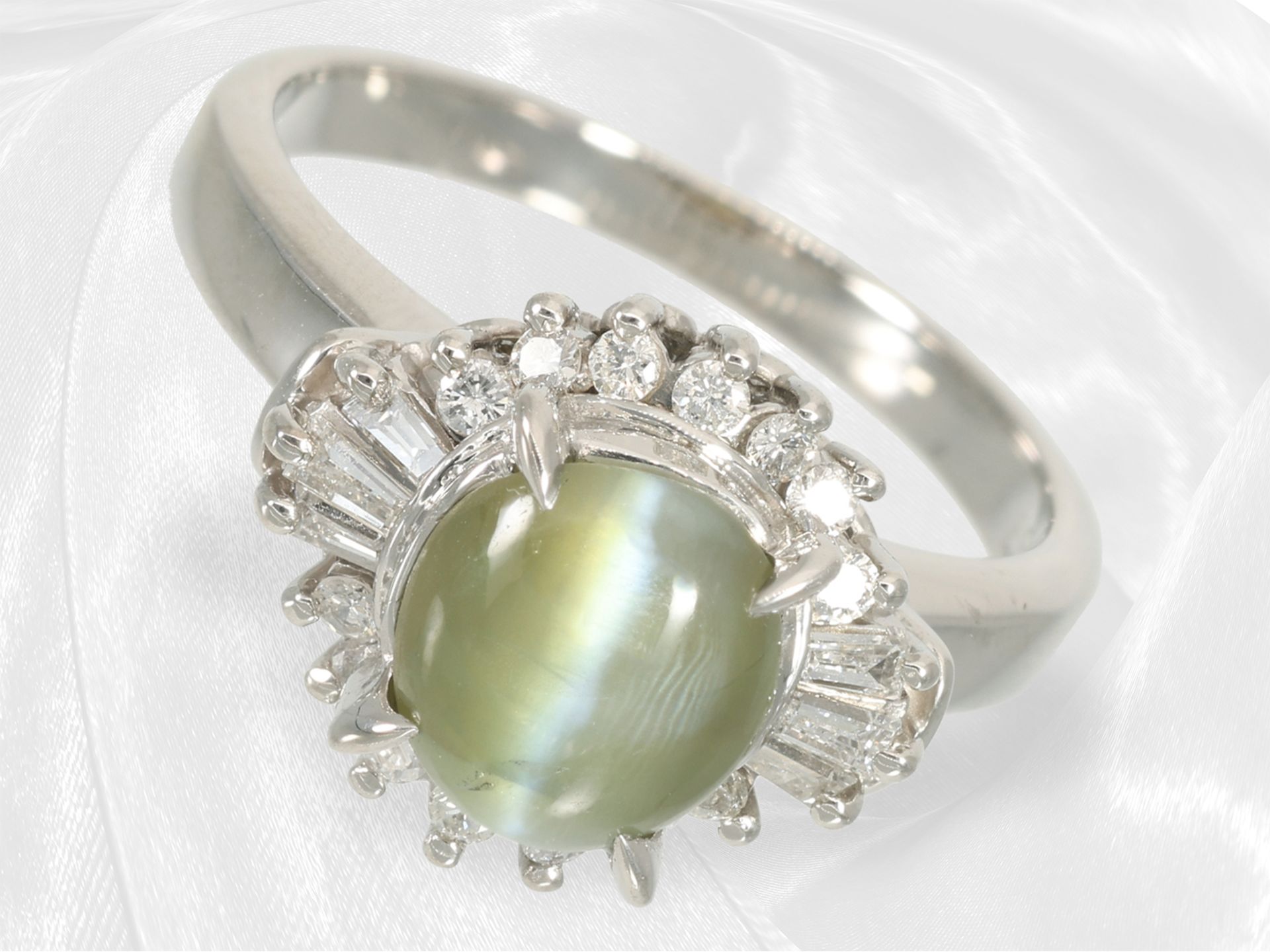 Like new platinum goldsmith ring with diamonds and rare cat's eye chrysoberyll - Image 5 of 8