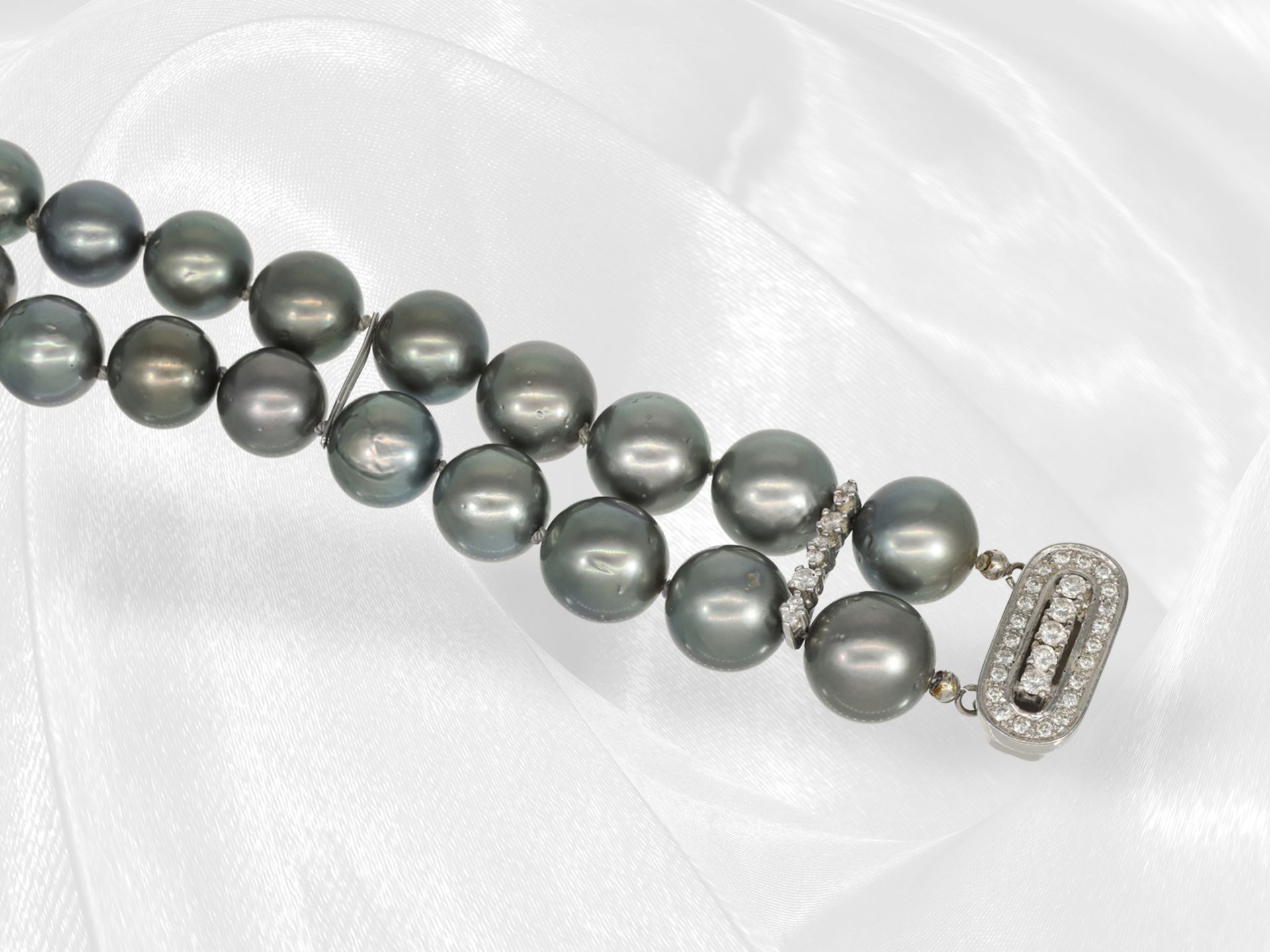 Very decorative double row Tahiti cultured pearl bracelet, 14K white gold clasp set with brilliant-c - Image 3 of 6
