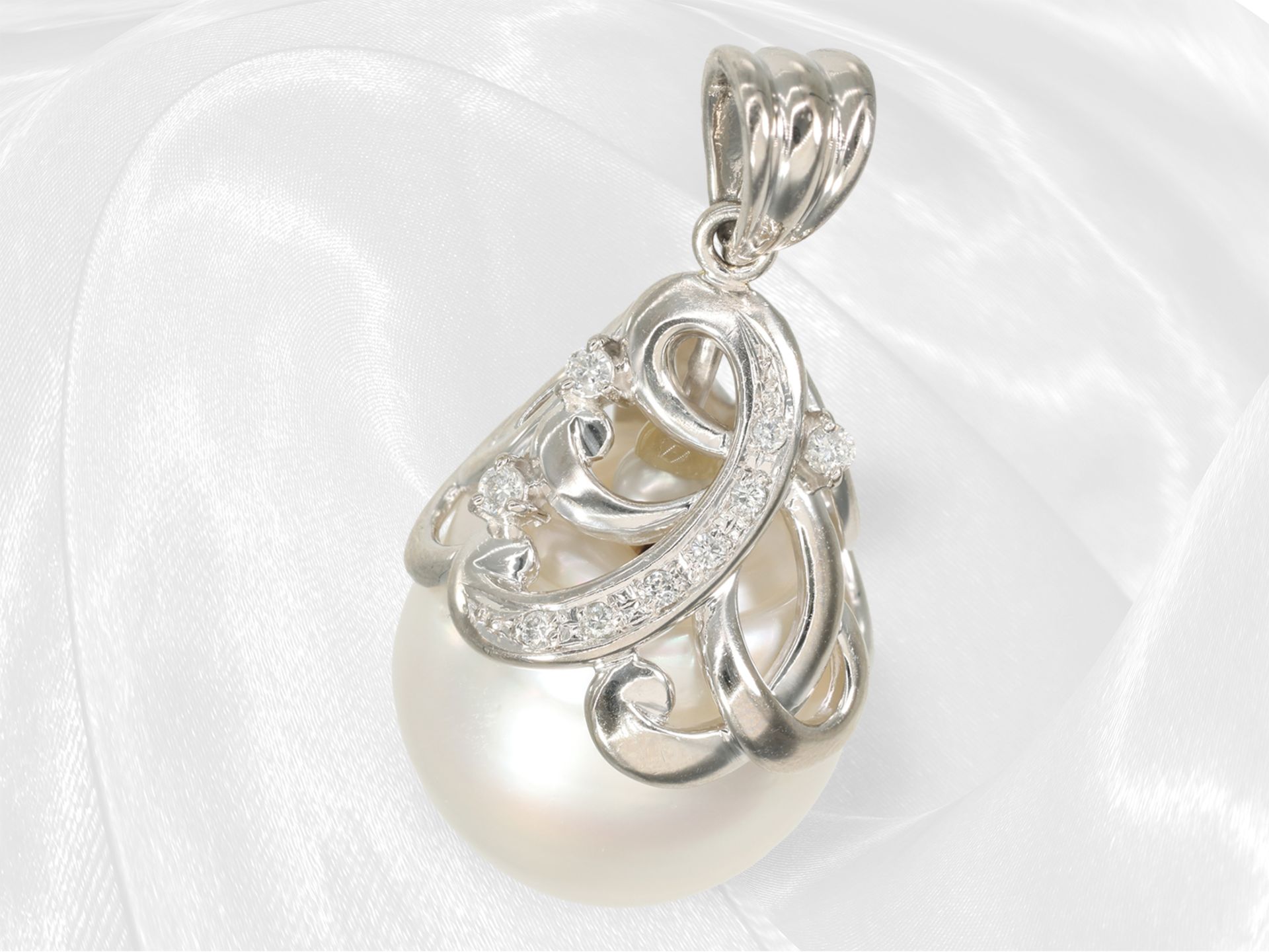 Beautiful unworn platinum South Sea pearl pendant with brilliant-cut diamonds