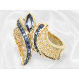 Ring: Dekorativ gearbeiteter Saphir/Brillant-Goldschmiedering, 18K Gold