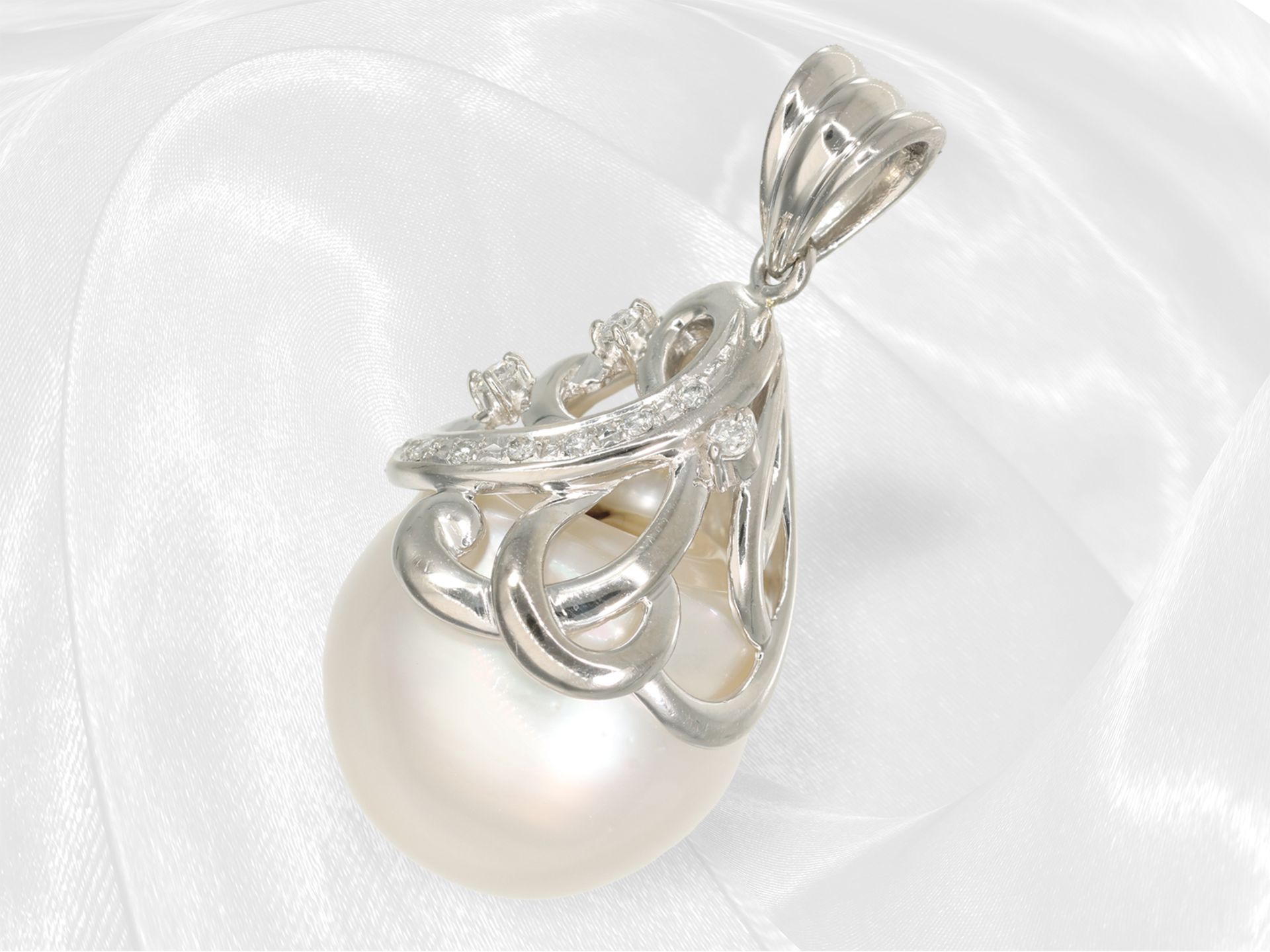 Beautiful unworn platinum South Sea pearl pendant with brilliant-cut diamonds - Image 3 of 10