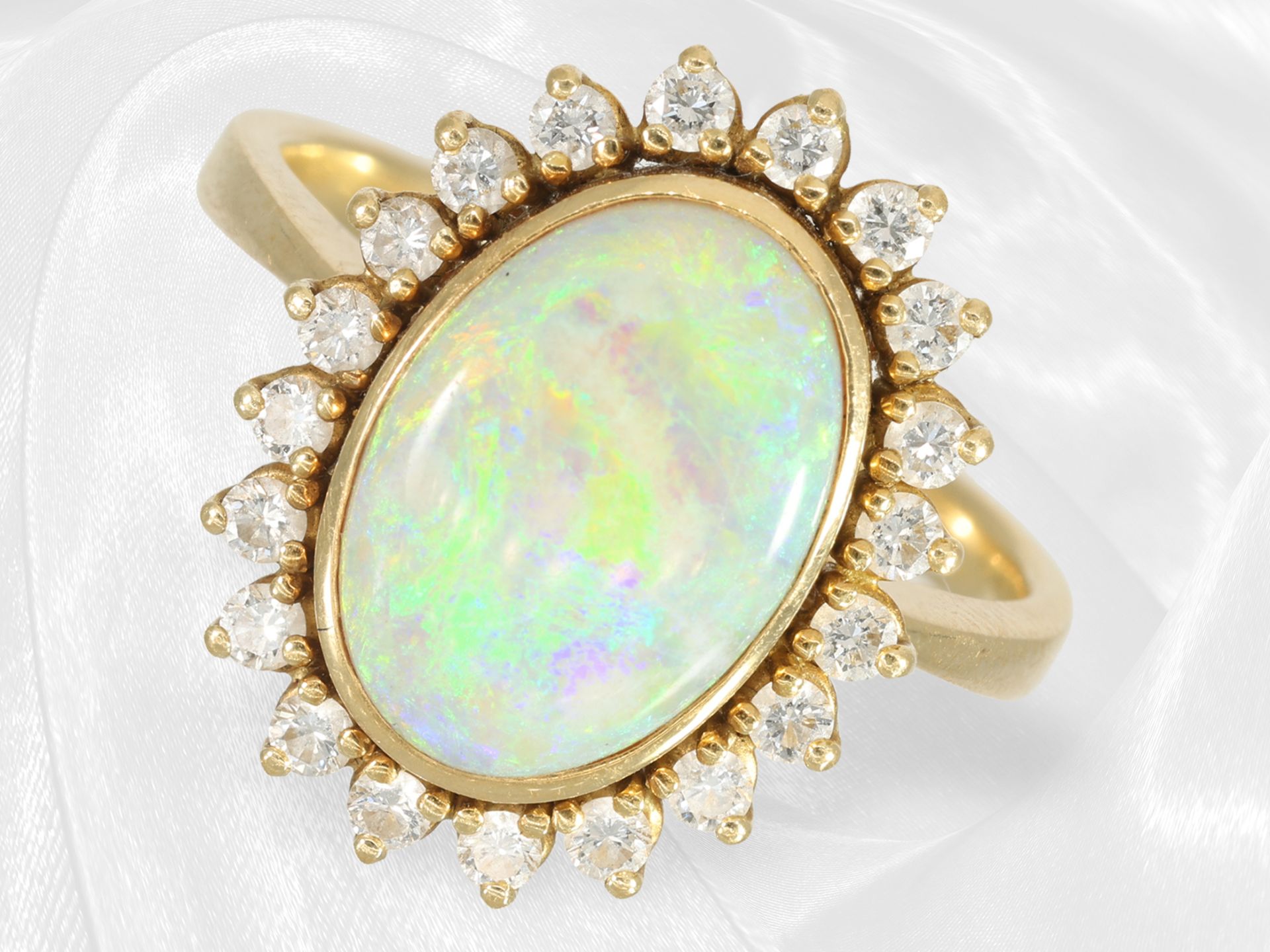 Beautiful vintage gold opal/brilliant-cut diamond gold ring