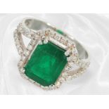 Ring: Handgefertigter vintage Smaragd-Brillant-Goldschmiedering, ca. 3,22ct