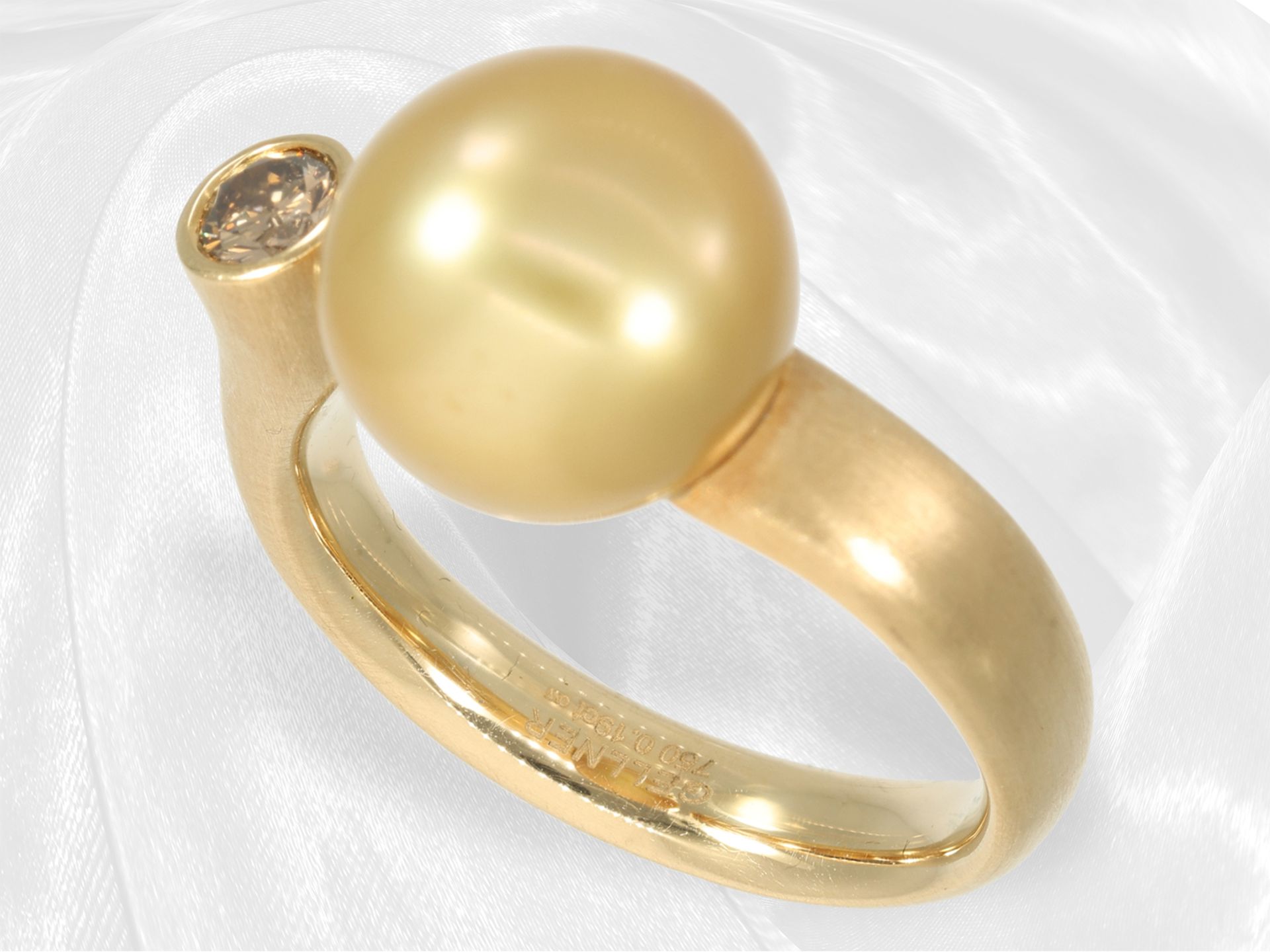 Elaborately crafted, high-quality designer ladies' ring with finest South Sea pearl and fancy diamon - Image 10 of 10