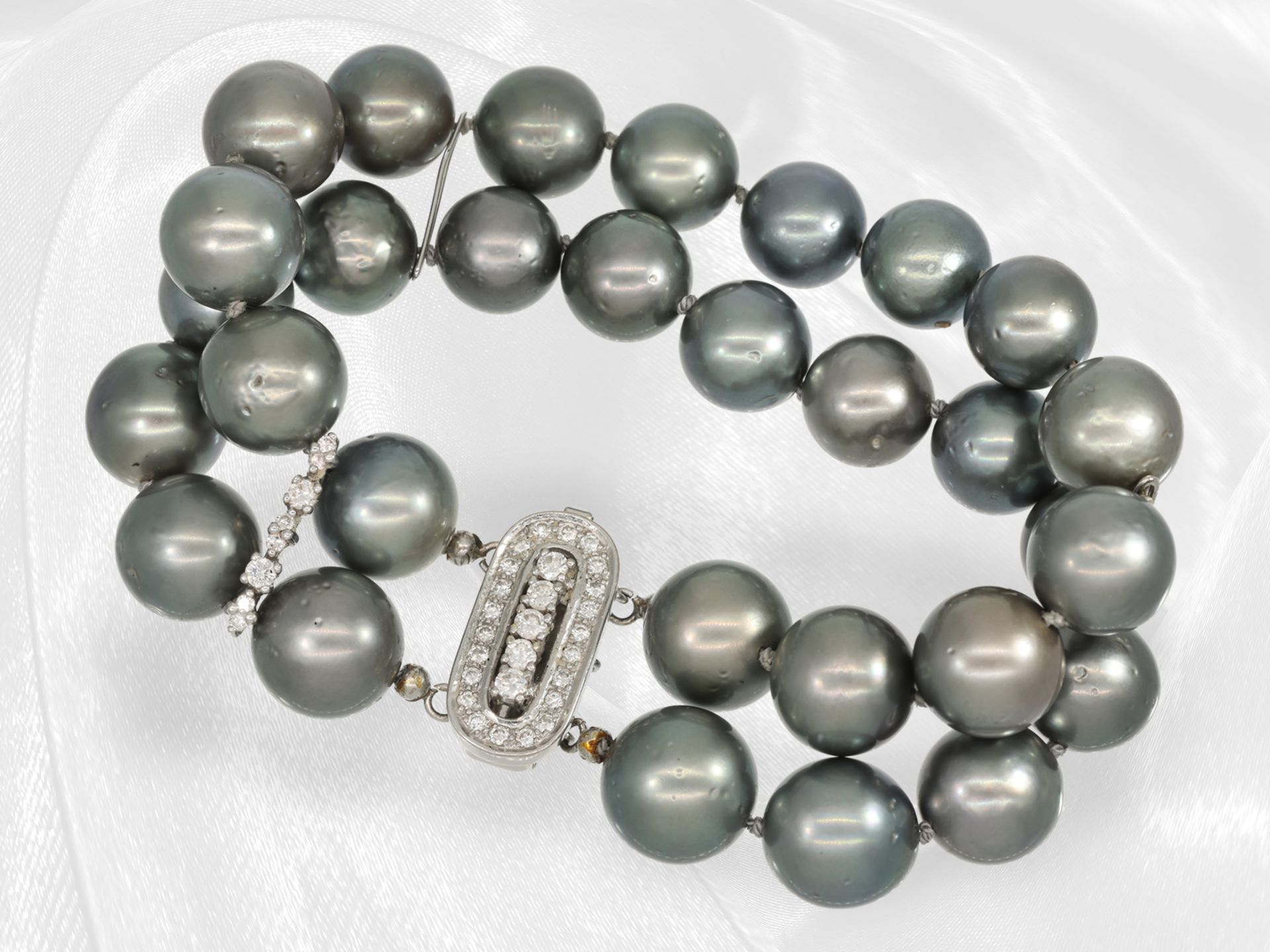 Very decorative double row Tahiti cultured pearl bracelet, 14K white gold clasp set with brilliant-c - Image 2 of 6