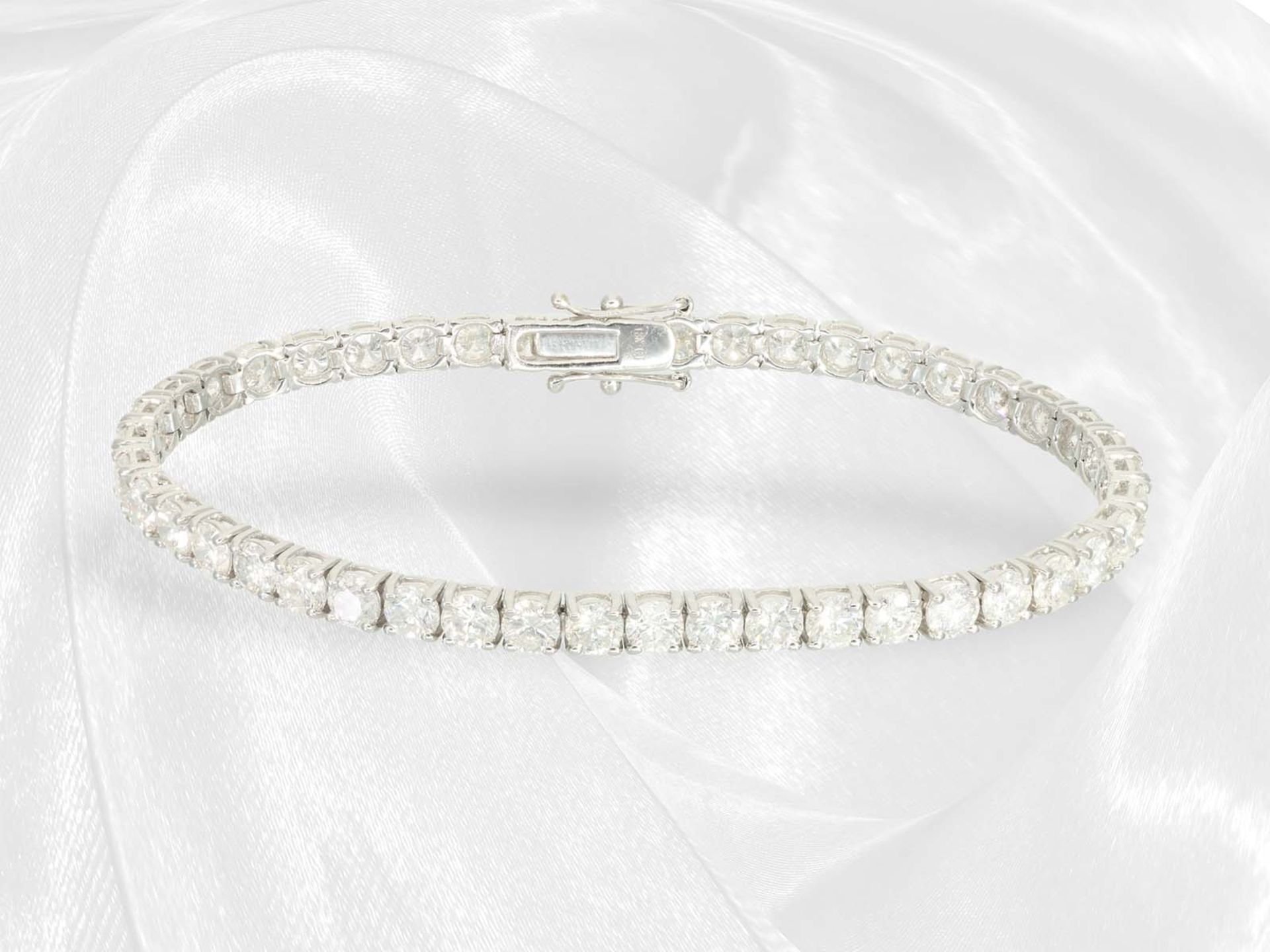 Bracelet: modern tennis bracelet with exceptionally large brilliant-cut diamonds, approx. 10.5ct