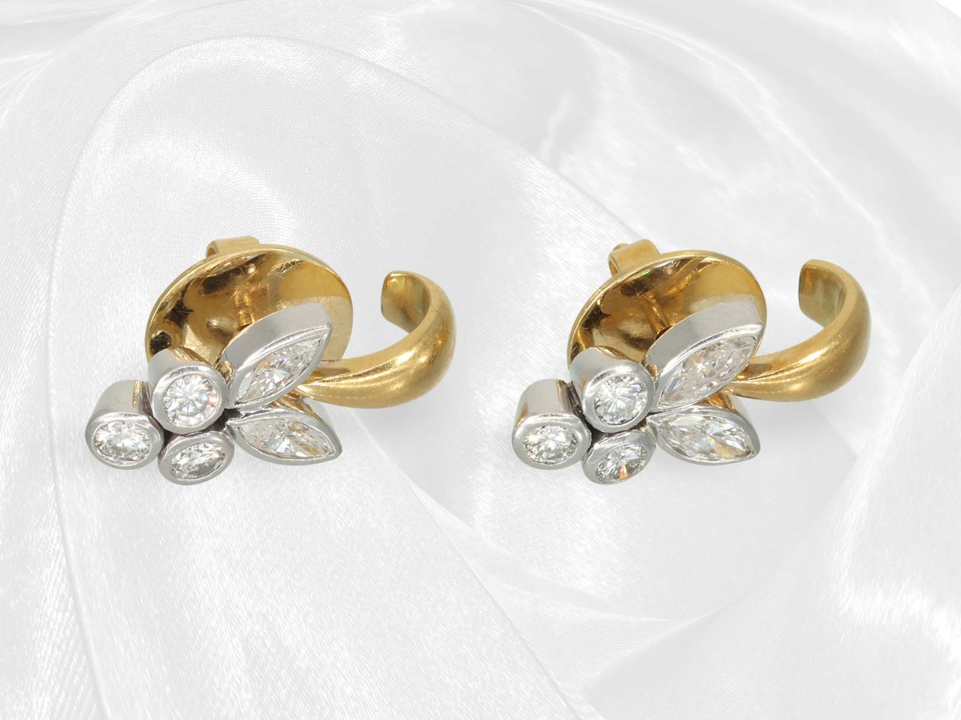 Very beautiful and high quality diamond/brilliant-cut diamond ear studs, bicolour, handmade, 18K gol - Image 2 of 4