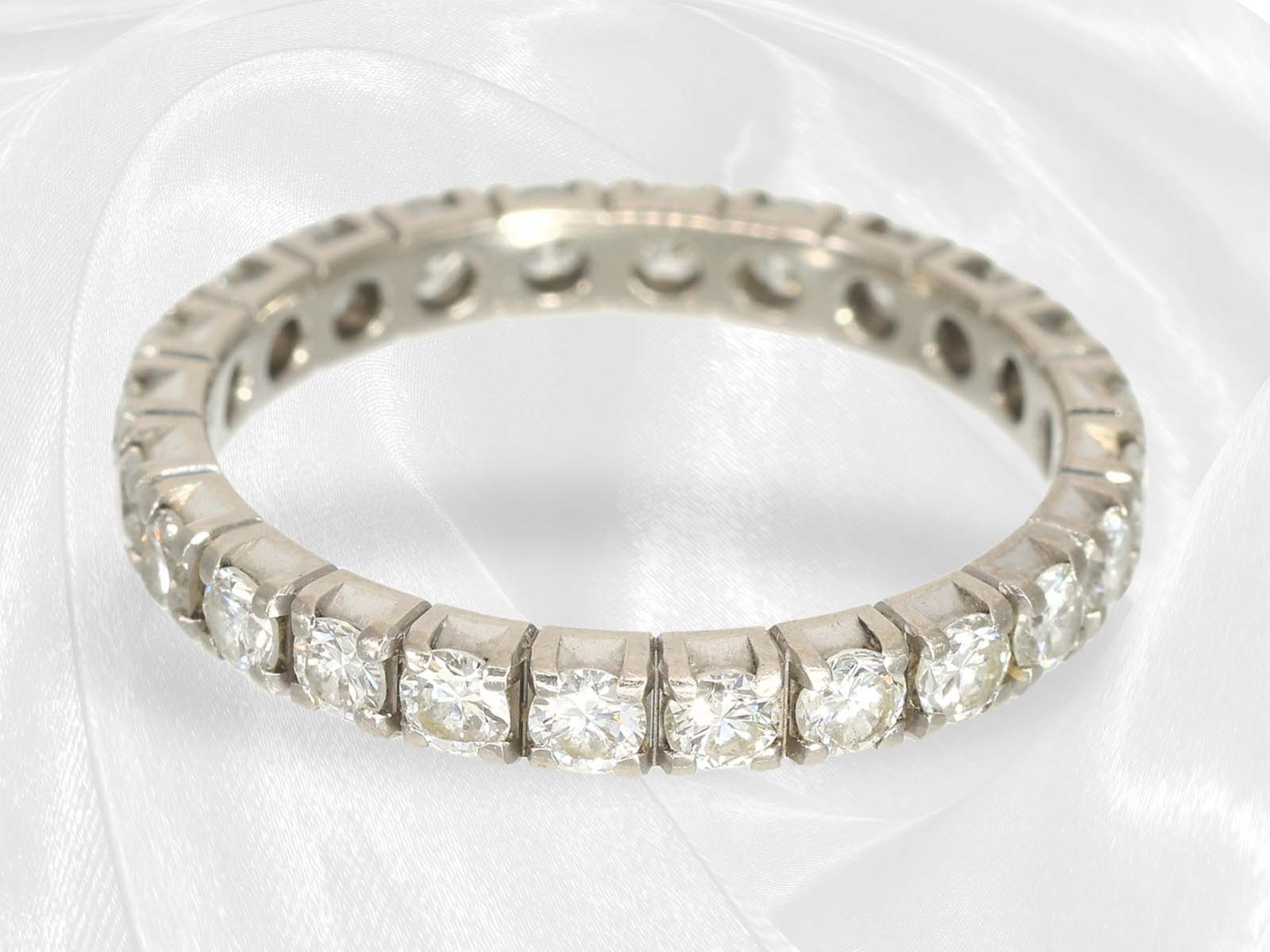 Ring: white gold, classic memoire/goldsmith ring with surrounding brilliant-cut diamonds, approx. 1. - Image 3 of 3