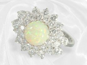 Ring: Attraktiver 18K Blütenring mit Opal-Cabochon und feinen Brillanten, ca. 2,1ct Brillanten, vint